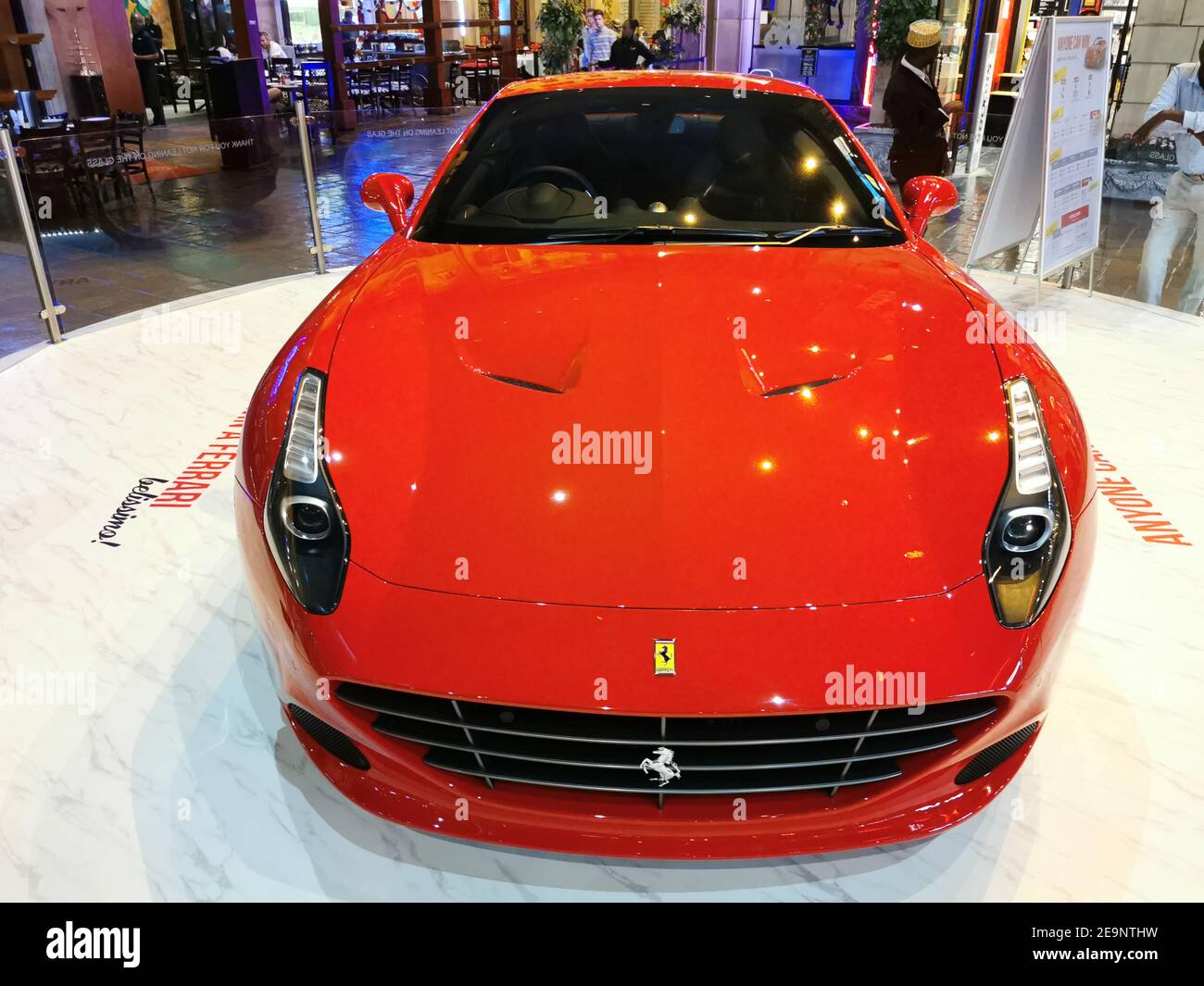 Johannesburg , Afrique du Sud - 29 février 2020 : vue avant d'une nouvelle Ferrari rouge dans une exposition à Sandton Banque D'Images