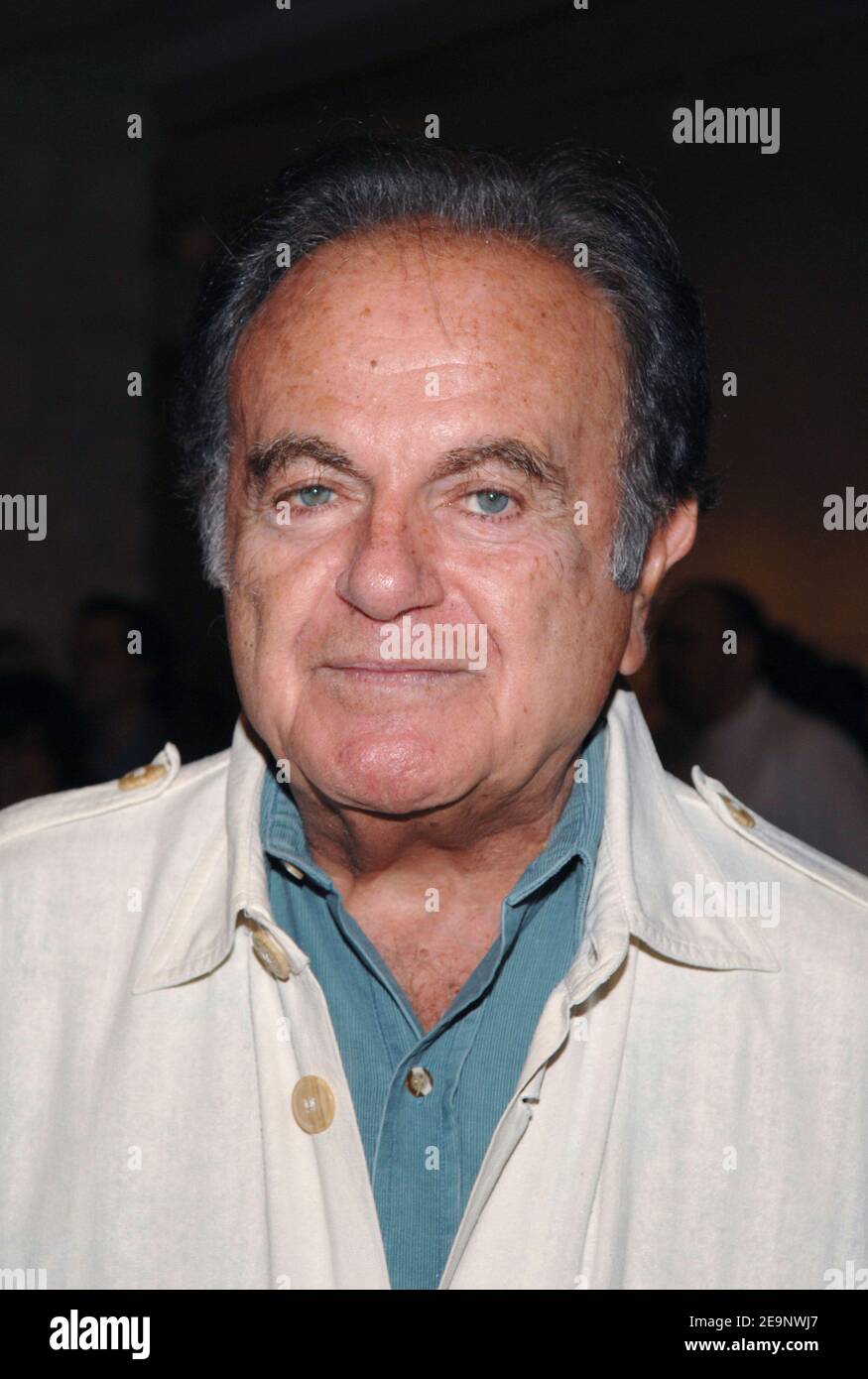 Le chanteur Guy Beart pose pour des photos lors d'une cérémonie en l'honneur de la chanteuse Hughes Aufray avec la distinction "Commandeur des Arts et lettres" qui s'est tenue au Musée Maillol à Paris, France, le 10 octobre 2006. Photo de Nicolas Khayat/ABACAPRESS.COM Banque D'Images