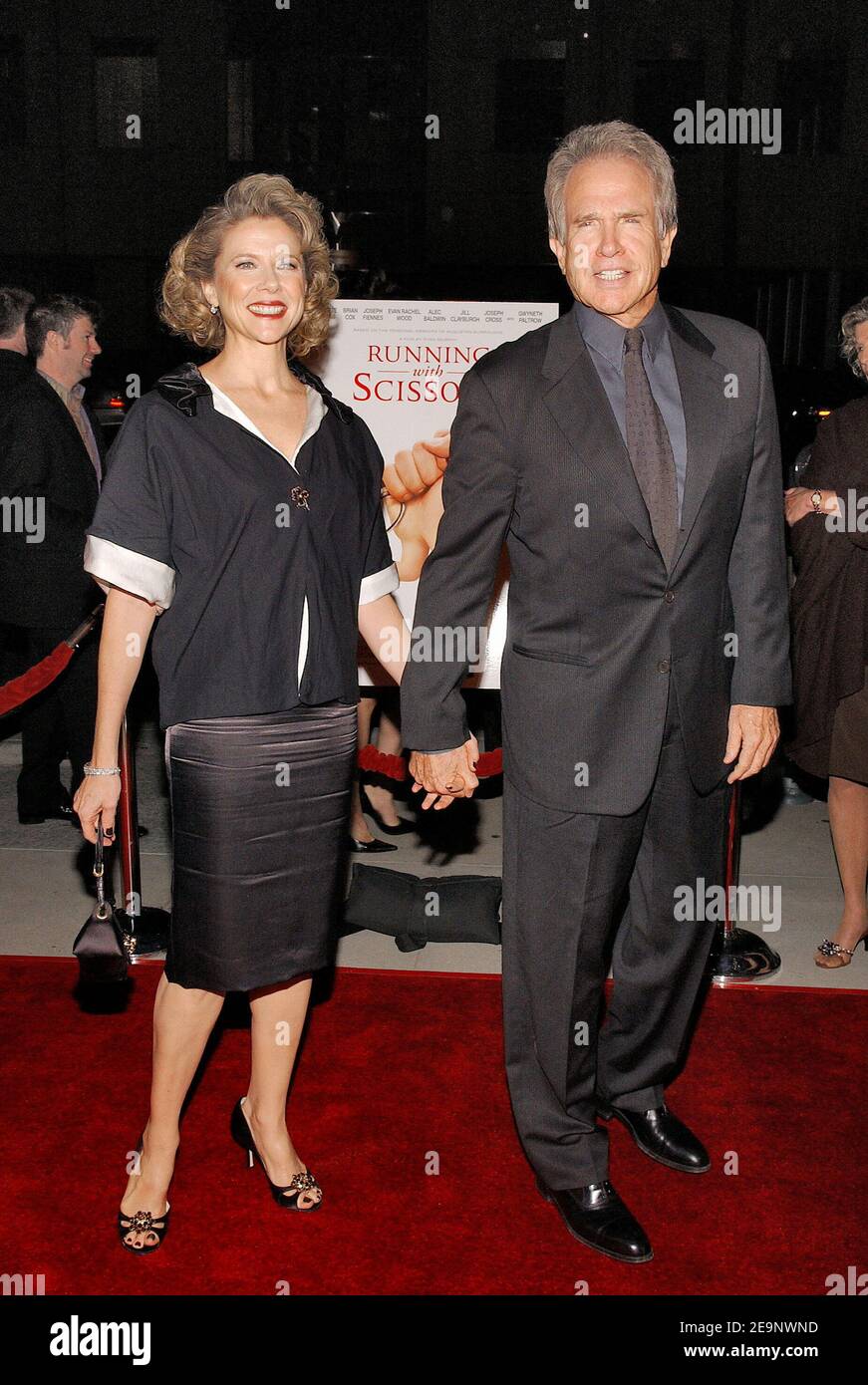 Annette Bening et Warren Beatty assistent à la première mondiale de « Running with Scissors » qui s'est tenue à l'Academy of Motion Pictures and Sciences à Los Angeles, CA, USA, le 10 octobre 2006. Photo de Lionel Hahn/ABACAPRESS.COM Banque D'Images