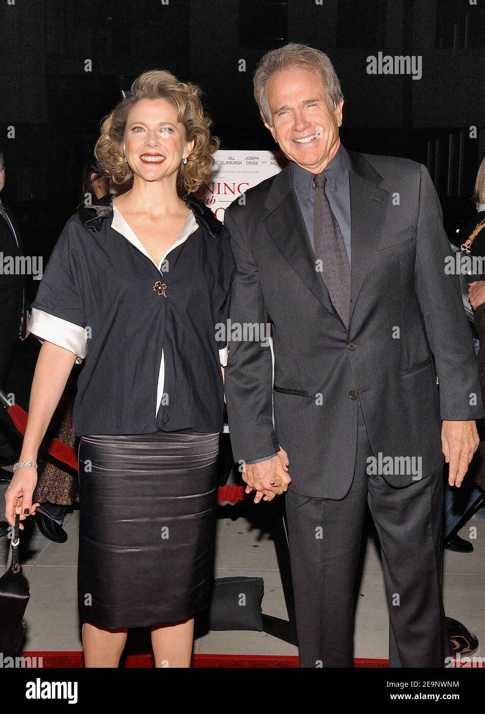 Annette Bening et Warren Beatty assistent à la première mondiale de « Running with Scissors » qui s'est tenue à l'Academy of Motion Pictures and Sciences à Los Angeles, CA, USA, le 10 octobre 2006. Photo de Lionel Hahn/ABACAPRESS.COM Banque D'Images