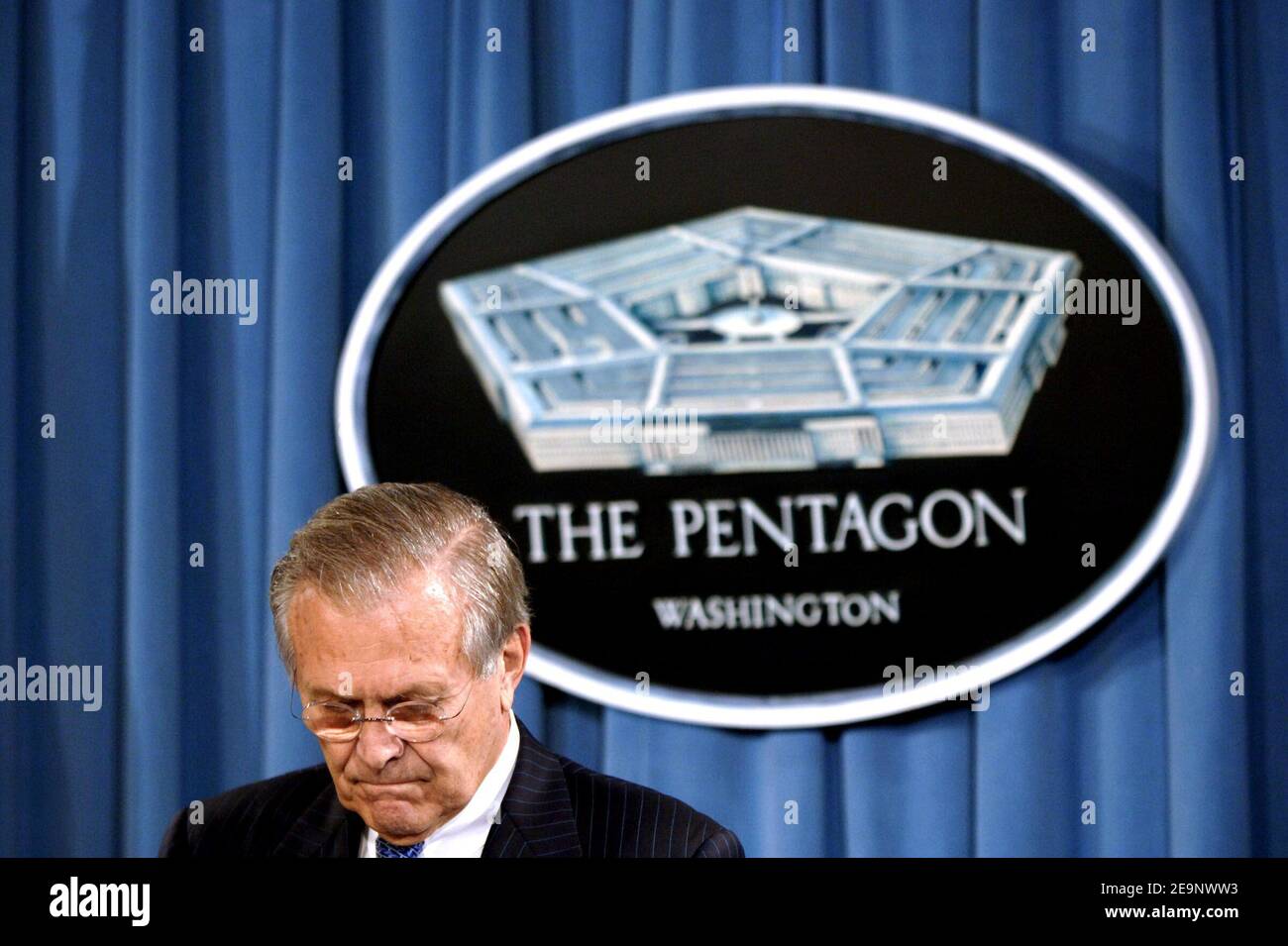 Le secrétaire à la Défense, Donald H. Rumsfeld, et le général George Casey, commandant de la Force multinationale en Irak, organisent une conférence de presse sur la situation actuelle en Irak au Pentagone , novembre 11 2006 . Photo par Olivier Douliery/ABACAPRESS.COM Banque D'Images