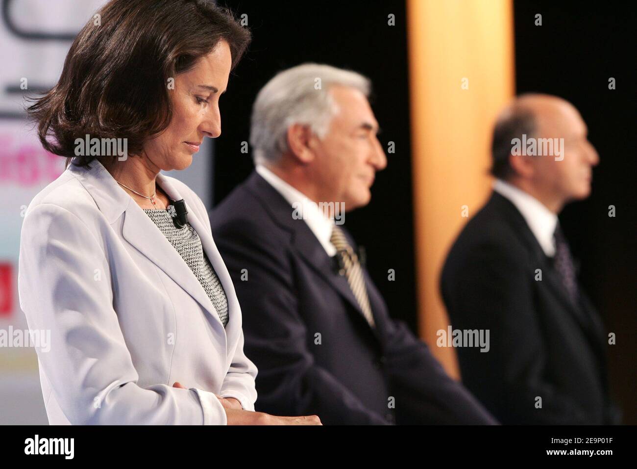 (From L) les anciens ministres socialistes français Segolene Royal, Dominique Strauss-Kahn et l'ancien Premier ministre Laurent Fabius, candidats à la nomination du Parti socialiste (PS) de l'opposition à l'élection présidentielle française de 2007, participent à un débat dans un studio d'enregistrement TV, le 17 octobre 2006 à Saint-Cloud, dans l'ouest de Paris, en France. Il s'agit du premier des trois débats télévisés dans une tentative d'influencer l'opinion de 200,000 membres du parti porteur de cartes qui doivent choisir le candidat du PS lors d'un vote interne le 16 novembre 2006. Le thème couvert est "questions sociales et économiques", avec de Banque D'Images