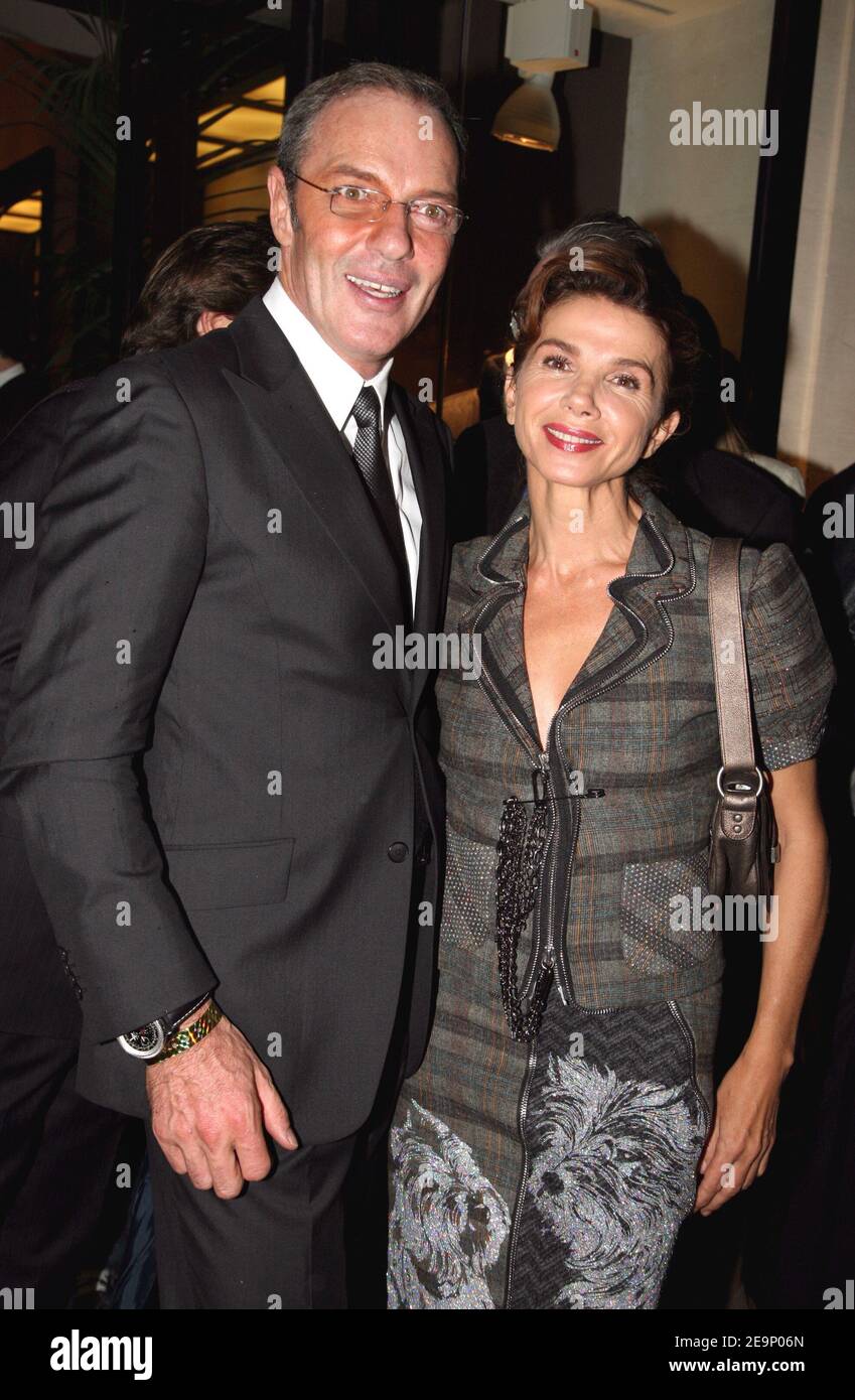 L'actrice espagnole Victoria Abril et Tony Gomez arrivent à la fête d'ouverture du magasin phare de Tommy Hilfiger à Paris, en France, le 18 octobre 2006. Le magasin, situé sur la célèbre rue St Honoré au coeur de Paris, est le premier magasin Tommy en France. La célébration de l'ouverture a commencé par un cocktail au magasin et a été suivie d'un concert surprise de Lenny Kravitz, qui s'est tenu à l'Ecole des Beaux-Arts. Photo de Denis Guignebourg/ABACAPRESS.COM Banque D'Images