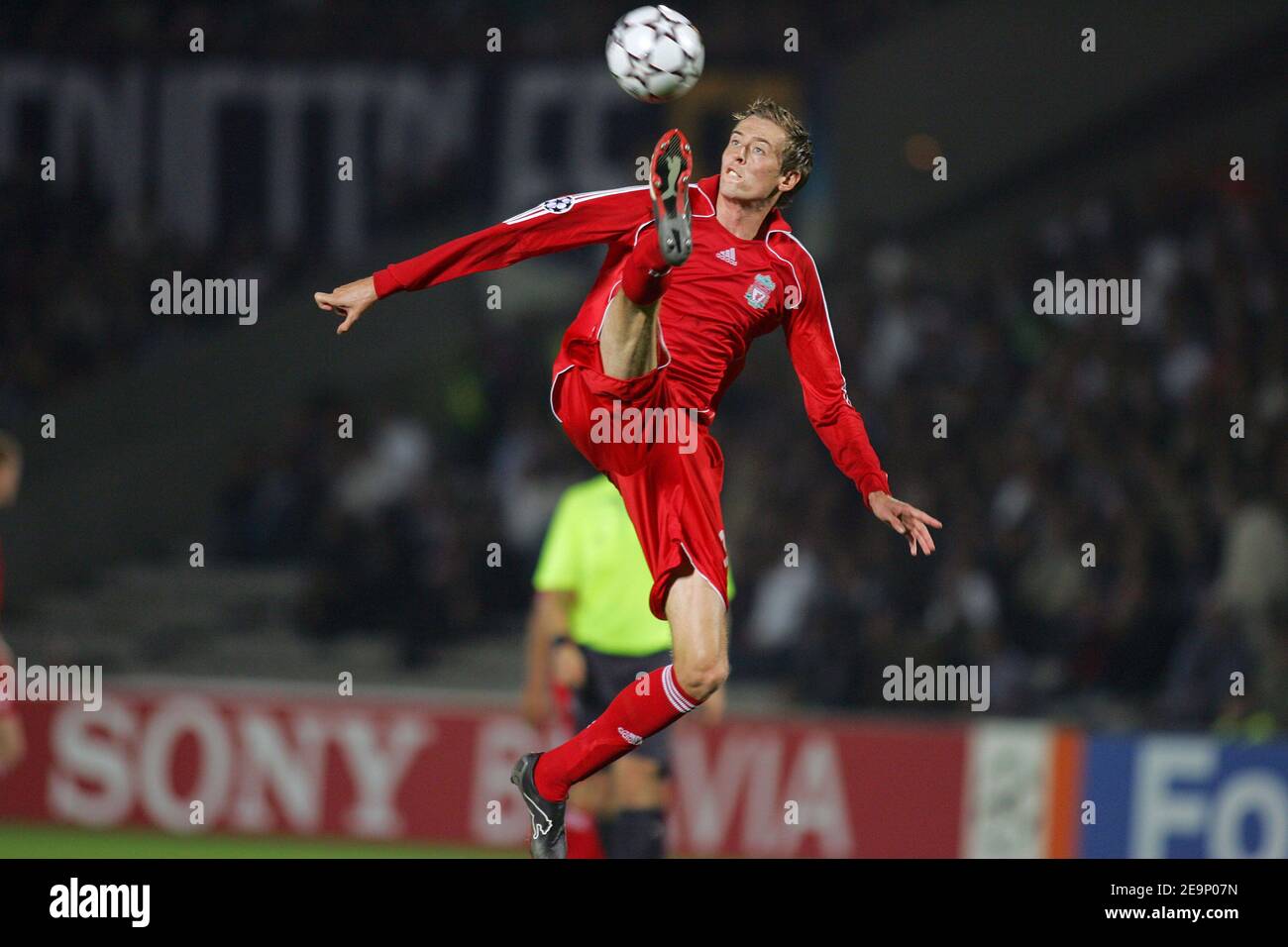 Peter Crouch de Liverpool lors du match du groupe C de la Ligue des Champions, FC Girondins de Bordeaux vs FC Liverpool, au stade Chaban-Delmas à Bordeaux, en France, le 18 octobre 2006. Liverpool a gagné 1-0. Photo de Manuel Blondeau/Cameleon/ABACAPRESS.COM Banque D'Images Peter Crouch de Liverpool lors du match du groupe C de la Ligue des Champions, FC Girondins de Bordeaux vs FC Liverpool, au stade Chaban-Delmas à Bordeaux, en France, le 18 octobre 2006. Liverpool a gagné 1-0. Photo de Manuel Blondeau/Cameleon/ABACAPRESS.COM Banque D'Images