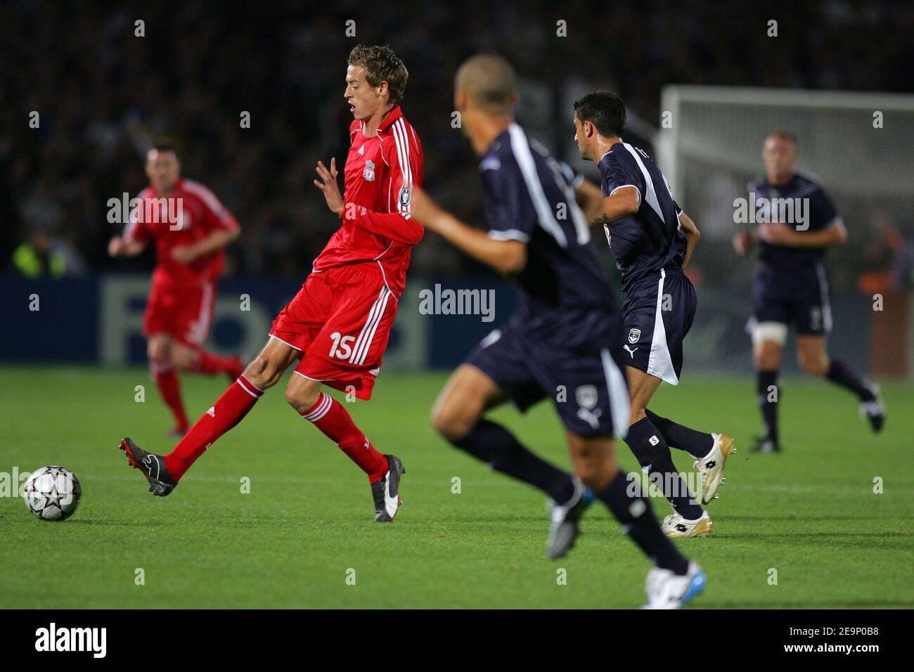 Peter Crouch de Liverpool lors du match du groupe C de la Ligue des Champions, FC Girondins de Bordeaux vs FC Liverpool, au stade Chaban-Delmas à Bordeaux, en France, le 18 octobre 2006. Liverpool a gagné 1-0. Photo de Manuel Blondeau/Cameleon/ABACAPRESS.COM Banque D'Images Peter Crouch de Liverpool lors du match du groupe C de la Ligue des Champions, FC Girondins de Bordeaux vs FC Liverpool, au stade Chaban-Delmas à Bordeaux, en France, le 18 octobre 2006. Liverpool a gagné 1-0. Photo de Manuel Blondeau/Cameleon/ABACAPRESS.COM Banque D'Images