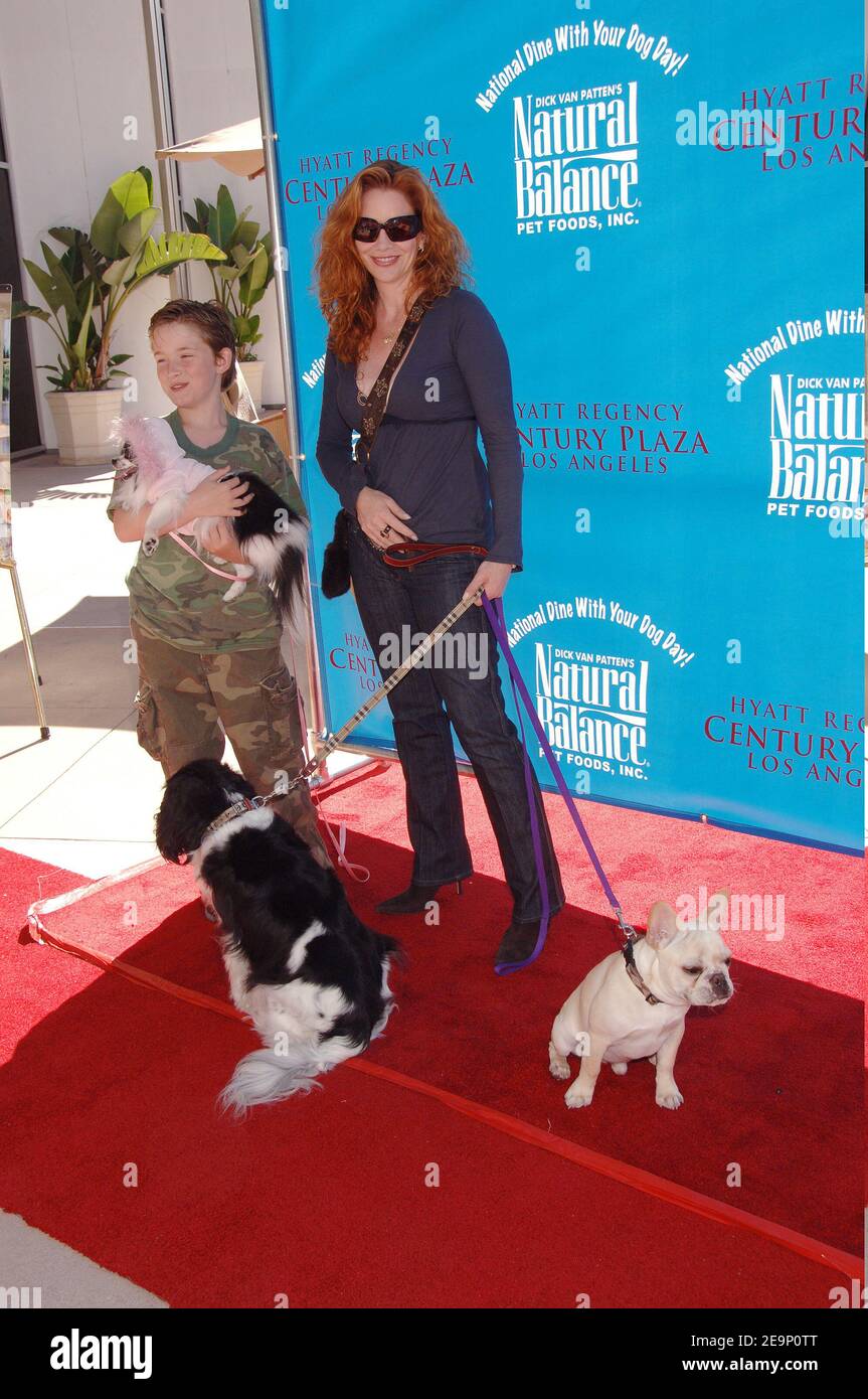 Melissa Gilbert, son fils Michael et son chien, participe à la soirée de lancement « National Dine with Your Dog Day » qui s'est tenue au Hyatt Regency Century Plaza à Los Angeles, Californie, États-Unis, le 19 octobre 2006. Photo par Graylock/ABACAPRESS.COM Banque D'Images