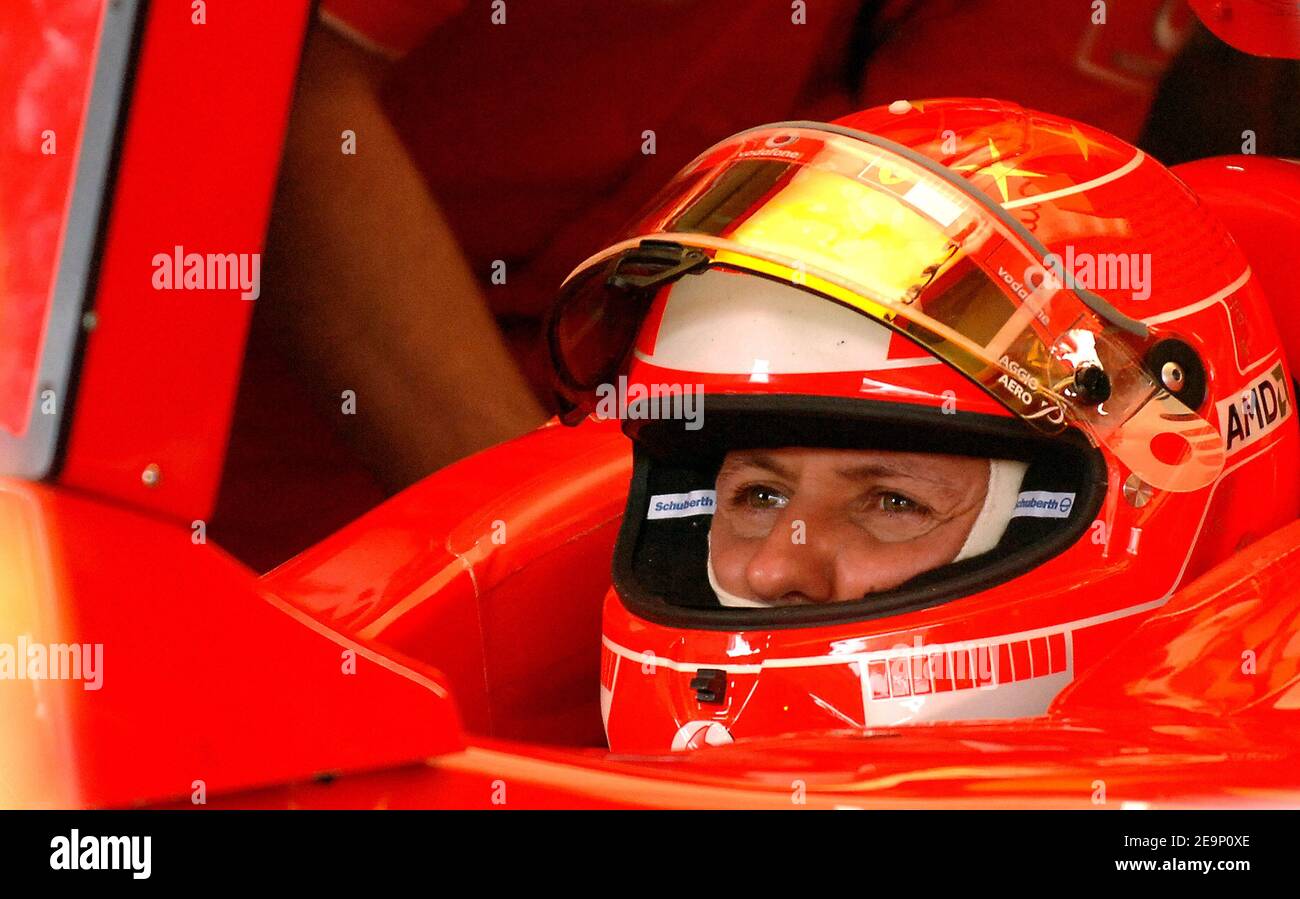 Le chauffeur allemand Michael Schumacher attend dans sa voiture dans les stands de l'hippodrome d'Interlagos près de Sao Paulo Brésil le 20 octobre 2006. Le Grand Prix de F1 du Brésil aura lieu le dimanche 22 octobre. Photo de Christophe Guibbbaud/Cameleon/ABACAPRESS.COM Banque D'Images