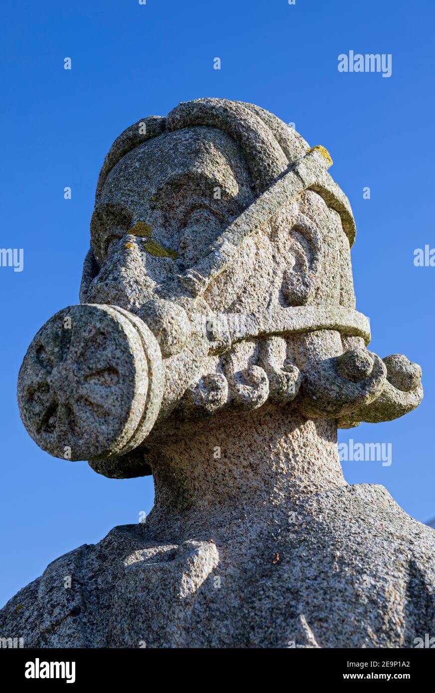 Europe, Espagne, Galice, Porto do son, Statue de l'apôtre Santiago de Juan Cabeza, à la mémoire de la catastrophe du pétrolier MV Prestige en 2002 Banque D'Images
