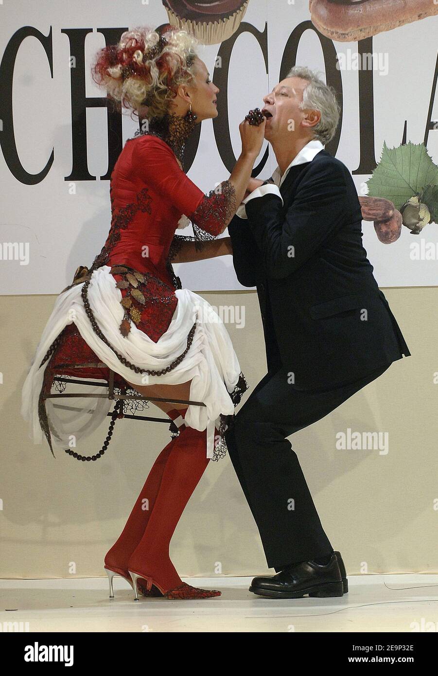 Elodie Gossuin et Laurent Boyer jouent ensemble au 12ème salon du chocolat, à la porte de Versailles, à Paris, en France, le 27 octobre 2006. Photo de Gorassini-Khayat/ABACAPRESS.COM Banque D'Images