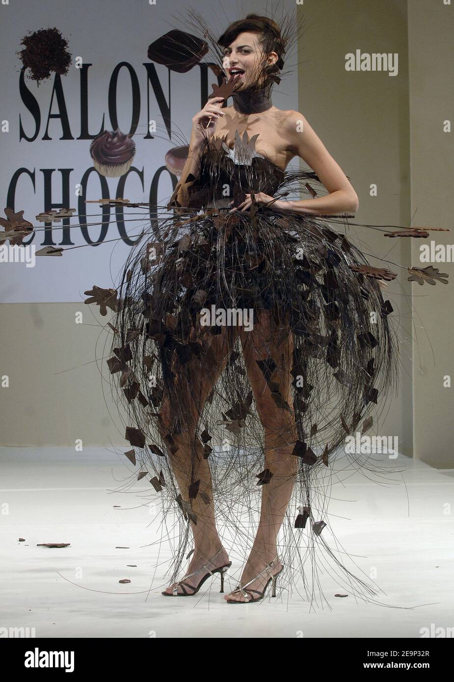 Le modèle Irene Salvador présente une création de chocolat au salon d'ouverture du 12e Salon du chocolat qui s'est tenu à la porte de Versailles, à Paris, en France, le 27 octobre 2006. Photo de Gorassini-Khayat/ABACAPRESS.COM Banque D'Images