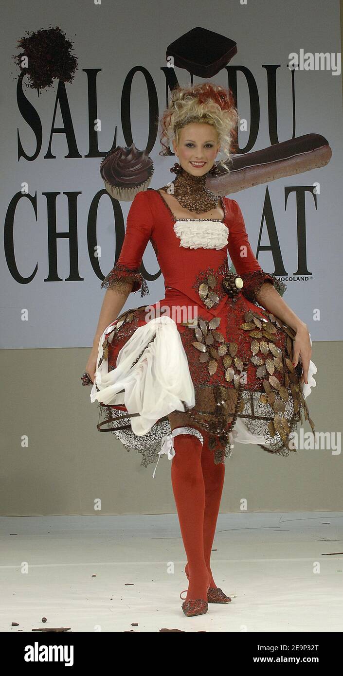 Elodie Gossuin présente une création de chocolat au salon d'ouverture du 12ème "salon du chocolat" qui s'est tenu à la porte de Versailles à Paris, France, le 27 octobre 2006. Photo de Gorassini-Khayat/ABACAPRESS.COM Banque D'Images