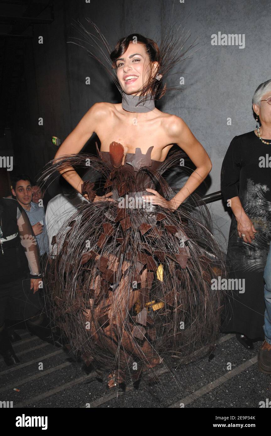 Irene Salvador modélise une création de Biche de Bere et Galloyer lors du défilé de mode de la 12e édition annuelle du Salon du chocolat, qui s'est tenue à la porte de Versailles, à Paris, en France, le 27 octobre 2006. Photo de Gorassini-Khayat/ABACAPRESS.COM Banque D'Images