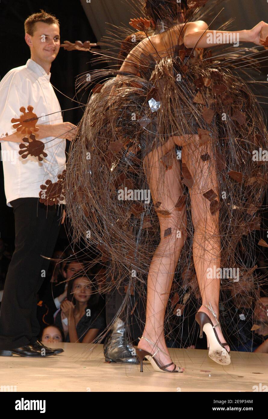 Irene Salvador modélise une création de Biche de Bere et Galloyer lors du défilé de mode de la 12e édition annuelle du Salon du chocolat, qui s'est tenue à la porte de Versailles, à Paris, en France, le 27 octobre 2006. Photo de Gorassini-Khayat/ABACAPRESS.COM Banque D'Images