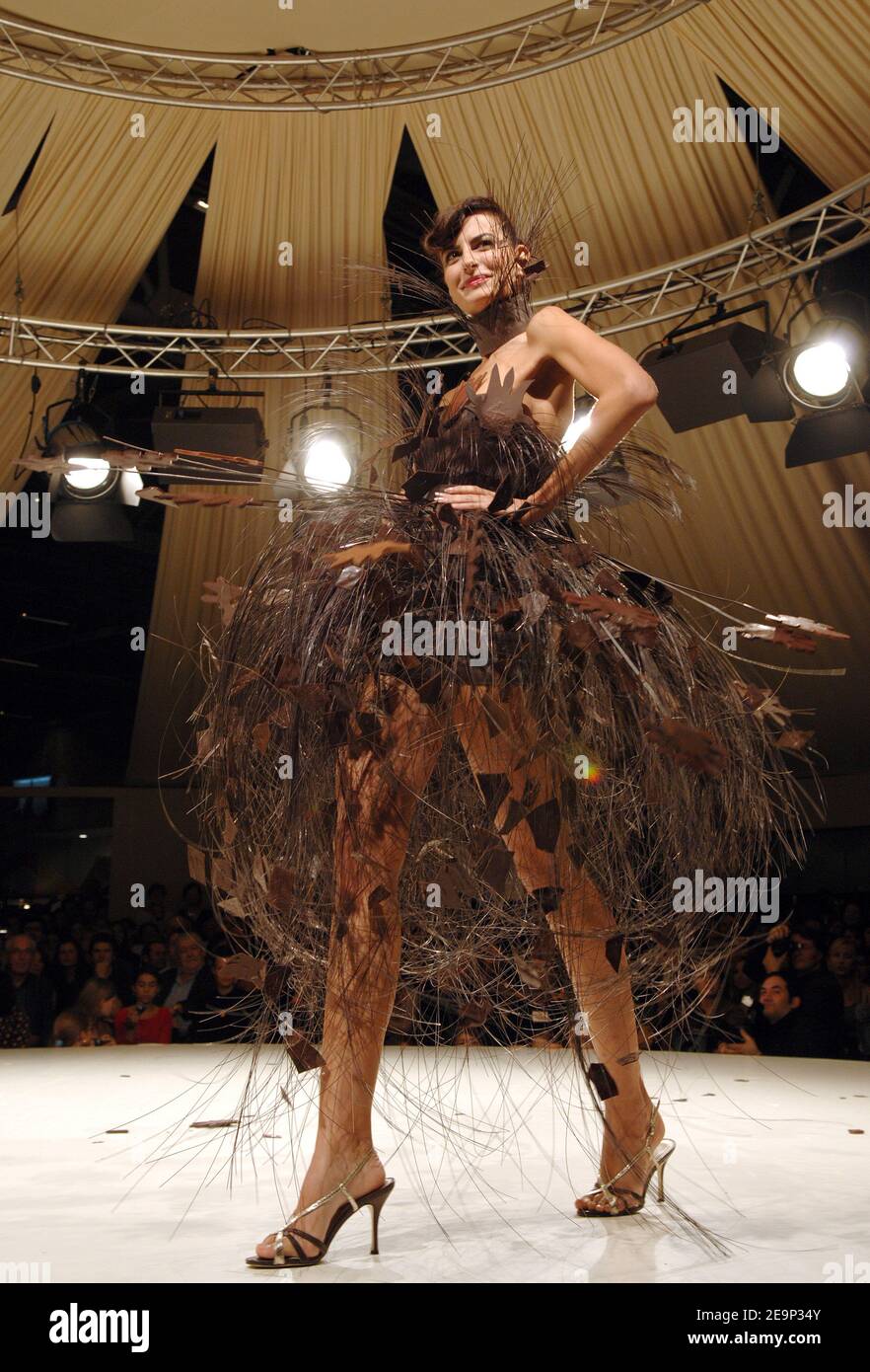 Irene Salvador modélise une création de Biche de Bere et Galloyer lors du défilé de mode de la 12e édition annuelle du Salon du chocolat, qui s'est tenue à la porte de Versailles, à Paris, en France, le 27 octobre 2006. Photo de Gorassini-Khayat/ABACAPRESS.COM Banque D'Images