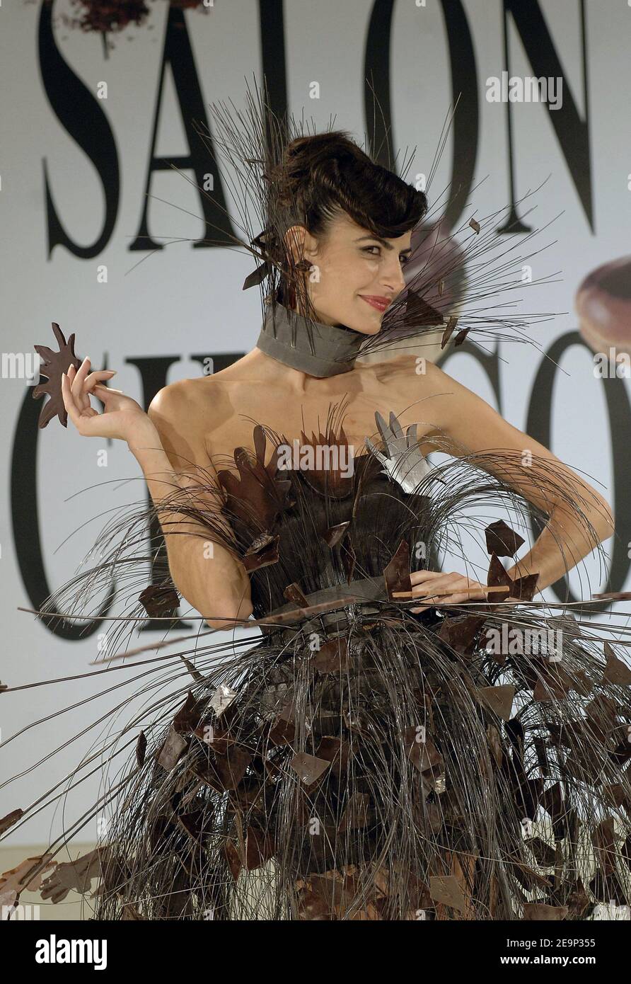 Le modèle Irene Salvador présente une création de chocolat au salon d'ouverture du 12e Salon du chocolat qui s'est tenu à la porte de Versailles, à Paris, en France, le 27 octobre 2006. Photo de Gorassini-Khayat/ABACAPRESS.COM Banque D'Images