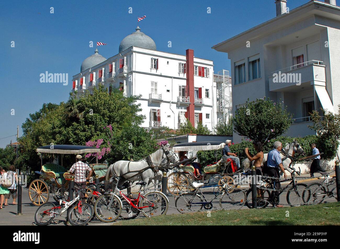 'Une vue générale de Splendid Palace Hotel à Buyukada, (Île Prinkipo) Princess' îles, près d'Istanbul, Turquie, à 20 km (10.5 miles) au sud-est du centre-ville dans la mer de Marmara, le 2006 août. Prinkipo, la plus grande des quatre îles des Princes, est riche en histoire, en souvenirs et en beauté, comme le font les chroniqueurs depuis le début du 6ème siècle. Les véhicules à moteur sont interdits sur les îles; au lieu de cela, le transport par chariot tiré par des chevaux. Photo d'Alain Apaydin/ABACAPRESS.COM' Banque D'Images