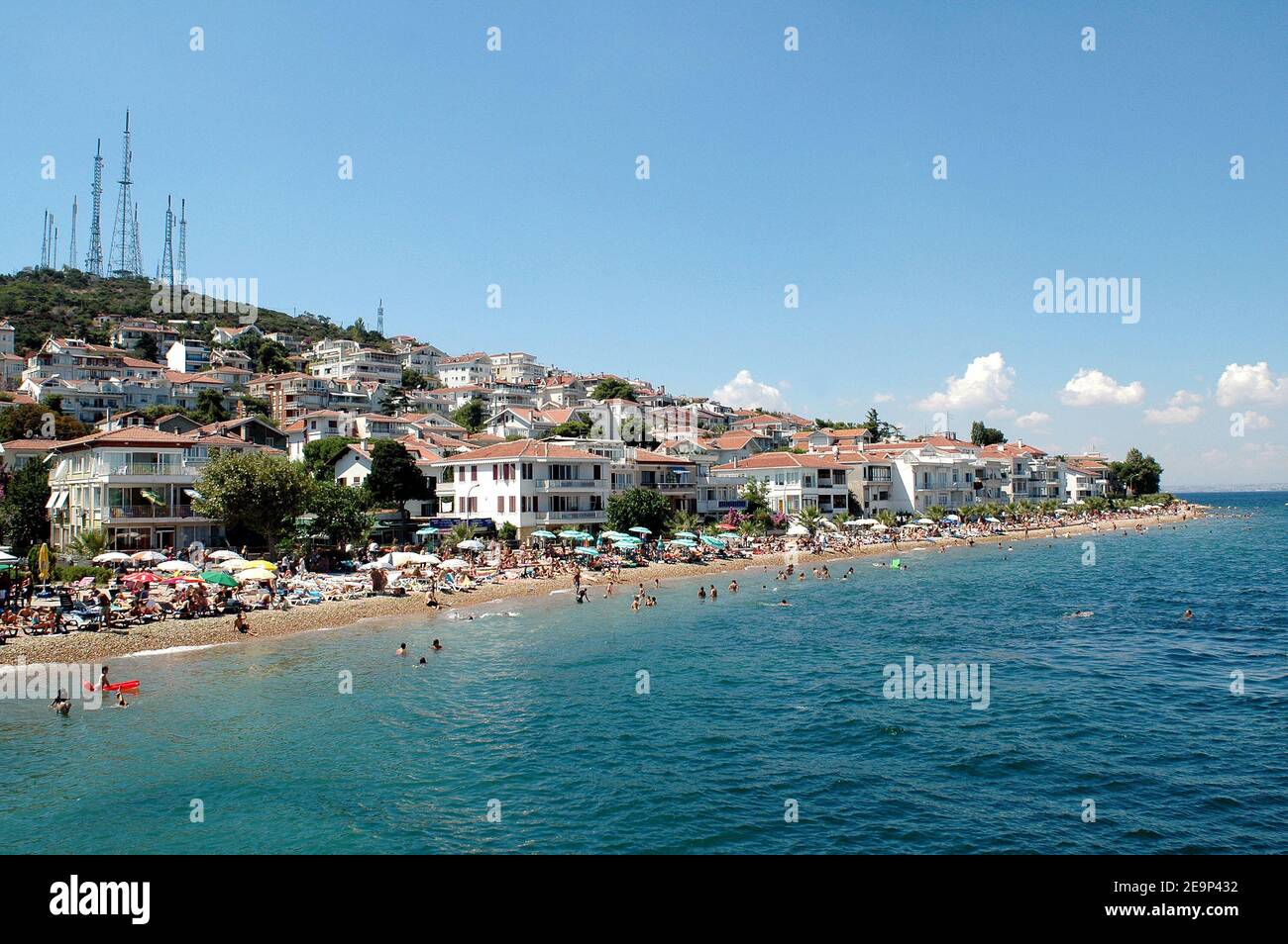 'Une vue générale de Kinaliada , (île Proti), aux îles Princes, près d'Istanbul, Turquie, à 20 km (10.5 miles) au sud-est du centre-ville dans la mer de Marmara, le 2006 août. Proti (Kinaliada), première des quatre îles des Princes, est riche en histoire, en souvenirs et en beauté, comme le font les chroniqueurs depuis le début du 6ème siècle. Les véhicules à moteur sont interdits sur les îles; au lieu de cela, le transport par chariot tiré par des chevaux. Photo d'Alain Apaydin/ABACAPRESS.COM' Banque D'Images