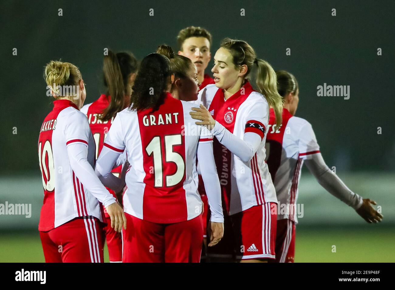 NIEUWEHORNE, PAYS-BAS - FÉVRIER 5 : les joueurs d'Ajax célèbrent le score de 1-2 lors du match de Womens TOTO KNVB Beker entre SC Heerenveen et Ajax Banque D'Images