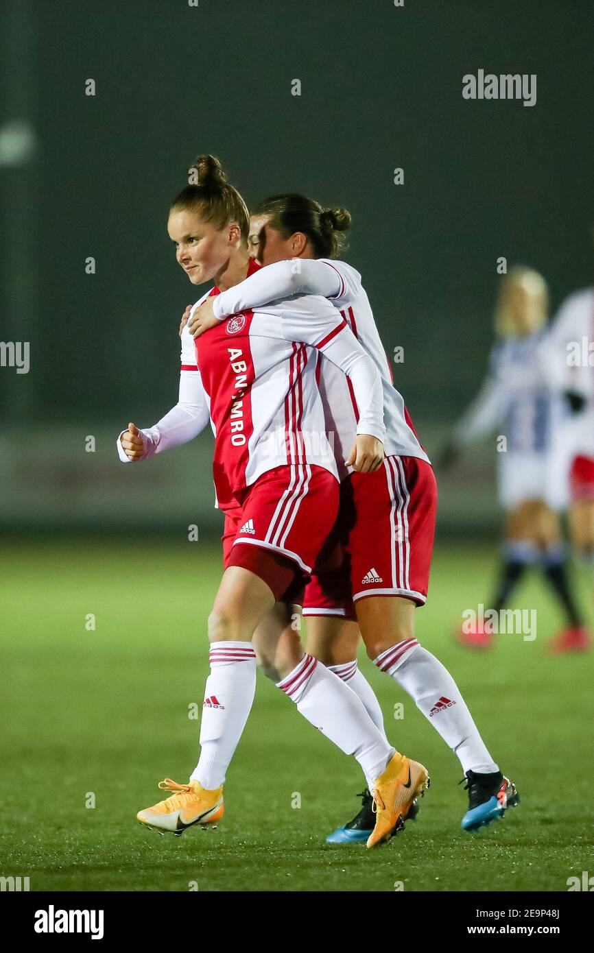 NIEUWEHORNE, PAYS-BAS - FÉVRIER 5 : Sherida Spitse d'Ajax et Nikita Rudy Tromp d'Ajax célèbre le score de 1-2 lors du Womens TOTO KNVB Beker Banque D'Images