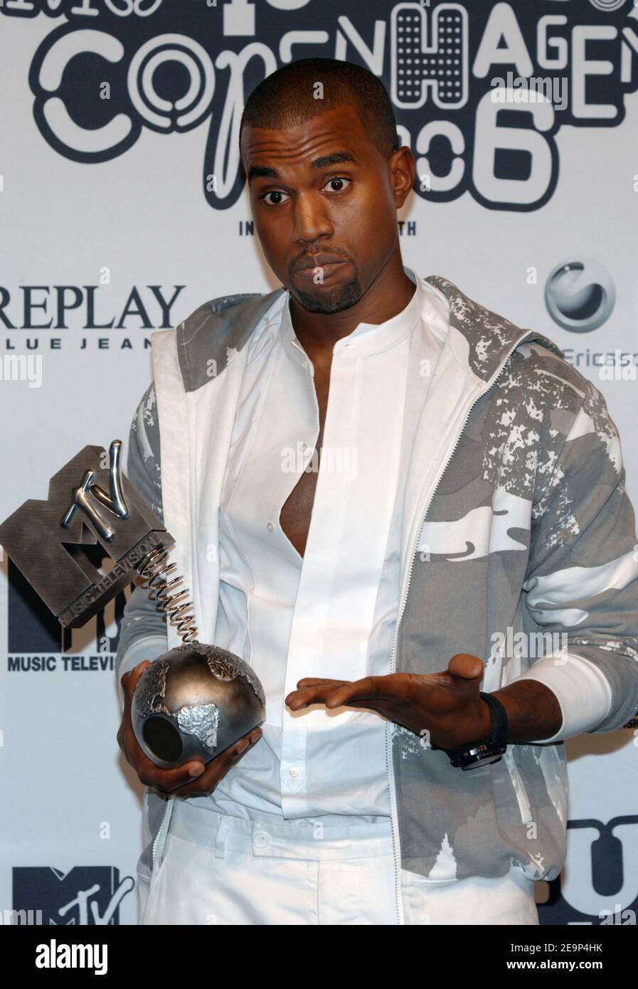 Kanye West pose des photos dans la salle de presse des MTV Europe Awards 2006, qui ont eu lieu au Bella Center de Copenhague, Danemark, le 2 novembre 2006. Photo de Nicolas Khayat/ABACAPRESS.COM Banque D'Images
