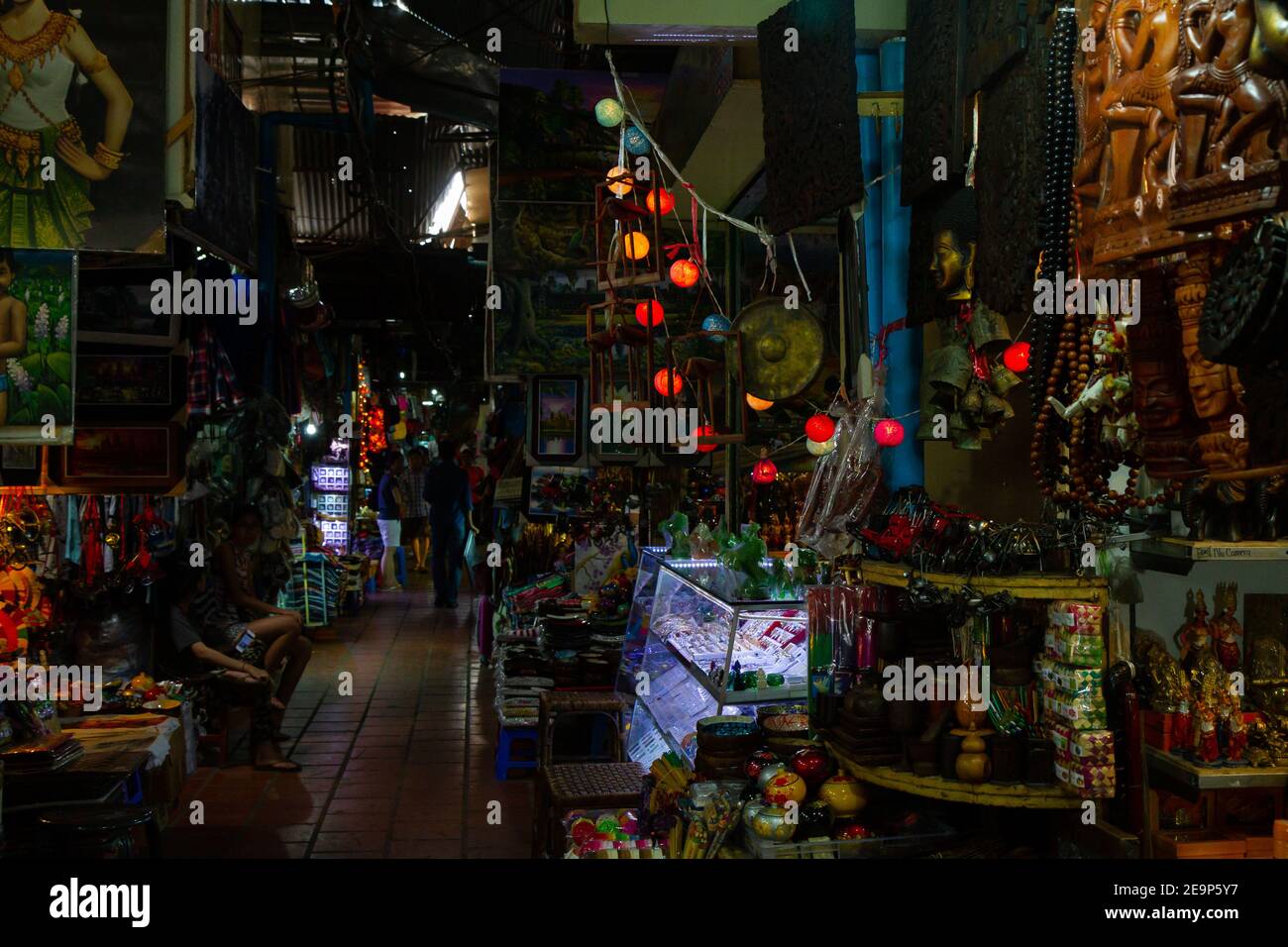 Phnom Penh, Cambodge - 19 juin 2016 : souvenirs et babioles sur un marché de Phnom Penh. Banque D'Images