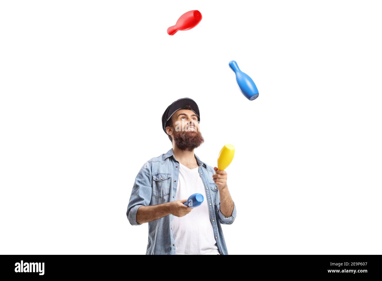 Homme barbu jonglant avec des clubs isolés sur fond blanc Banque D'Images Homme barbu jonglant avec des clubs isolés sur fond blanc Banque D'Images