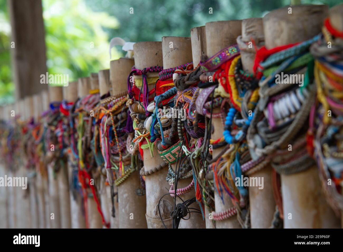 Phnom Penh, Cambodge - 19 juin 2016 : bracelets laissés en souvenir de ceux tués dans les champs environnants par les Khmers rouges dans les années 1970. Banque D'Images