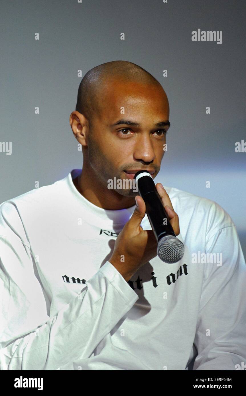 Le footballeur d'Arsenal et l'équipe française Thierry Henry tient une conférence de presse pour son nouveau sponsor Reebok à Paris, France, le 7 novembre 2006. Photo de Nicolas Gouhier/Cameleon/ABACAPRESS.COM Banque D'Images