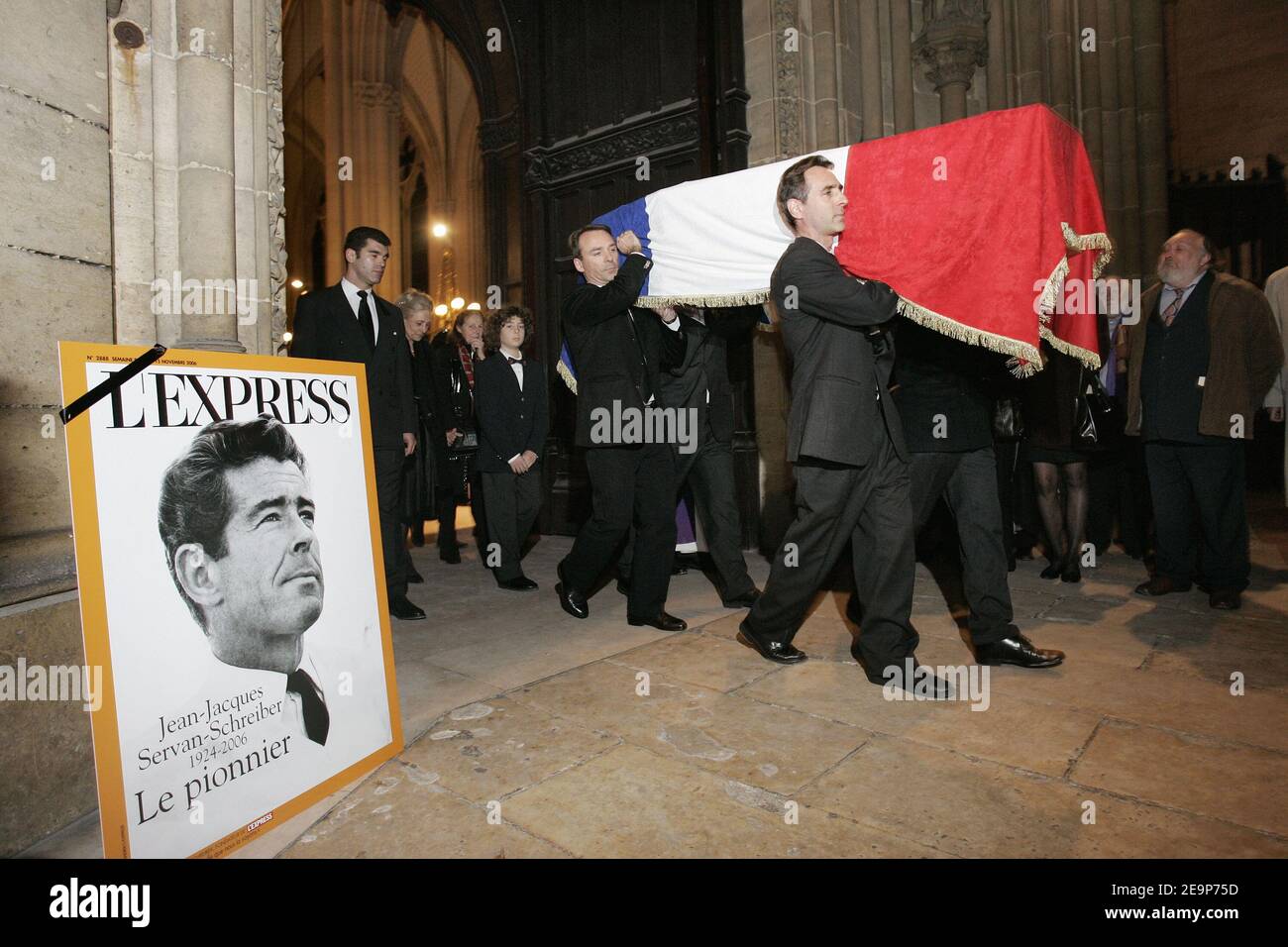 Messe funéraire pour Jean-Jacques Servan-Schreiber, journaliste, essayiste et politicien qui a co-fondé l'hebdomadaire français l'Express (décédé à 82 complications de bronchite, deux jours après son hospitalisation dans la ville de Fecamp, dans le nord-ouest de la France), tenu à la Basilique Sainte-Clotilde à Paris, France, le 9 novembre 2006. Photo de Mousse/ABACAPRESS.COM Banque D'Images
