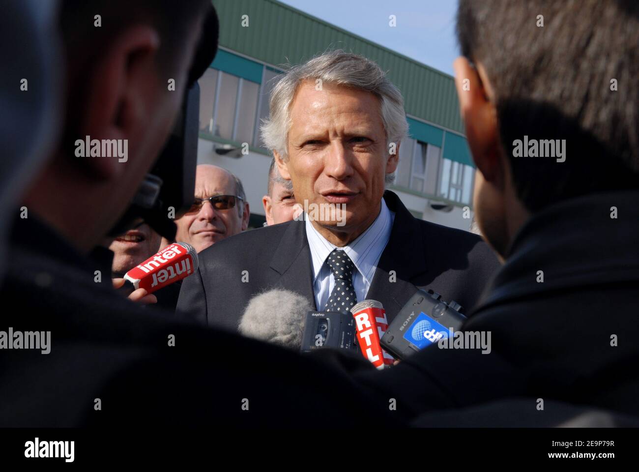 Le Premier ministre français Dominique de Villepin a annoncé des mesures spéciales pour les zones rurales éloignées autour de la France lors d'une visite dans la région de la haute Saone en France, le 10 novembre 2006. Photo ici, visite de la Saonoise de Contrelplaque (une entreprise industrielle de raffinage du bois) à Villers-les-Luxeuil. Photo de Nicolas Khayat/ABACAPRESS.COM Banque D'Images