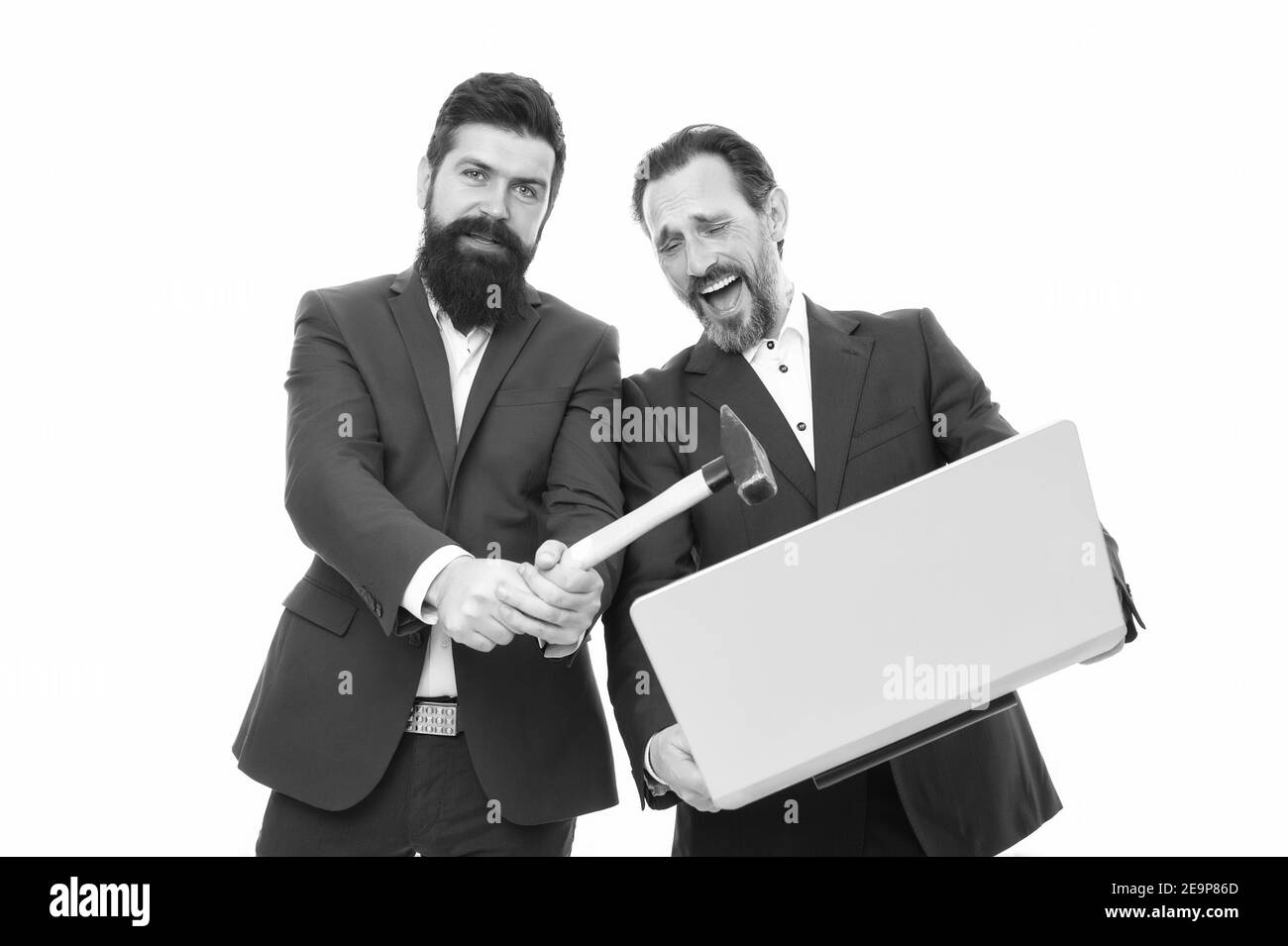 Mot de passe hack. Les hommes d'affaires cassent ou piraent l'ordinateur. Les pirates tiennent l'ordinateur portable et le marteau. Piratage informatique. Hack dans le serveur de l'entreprise. Pirater les affaires et voler des informations. Crime et danger. Sécurité et sûreté. Banque D'Images