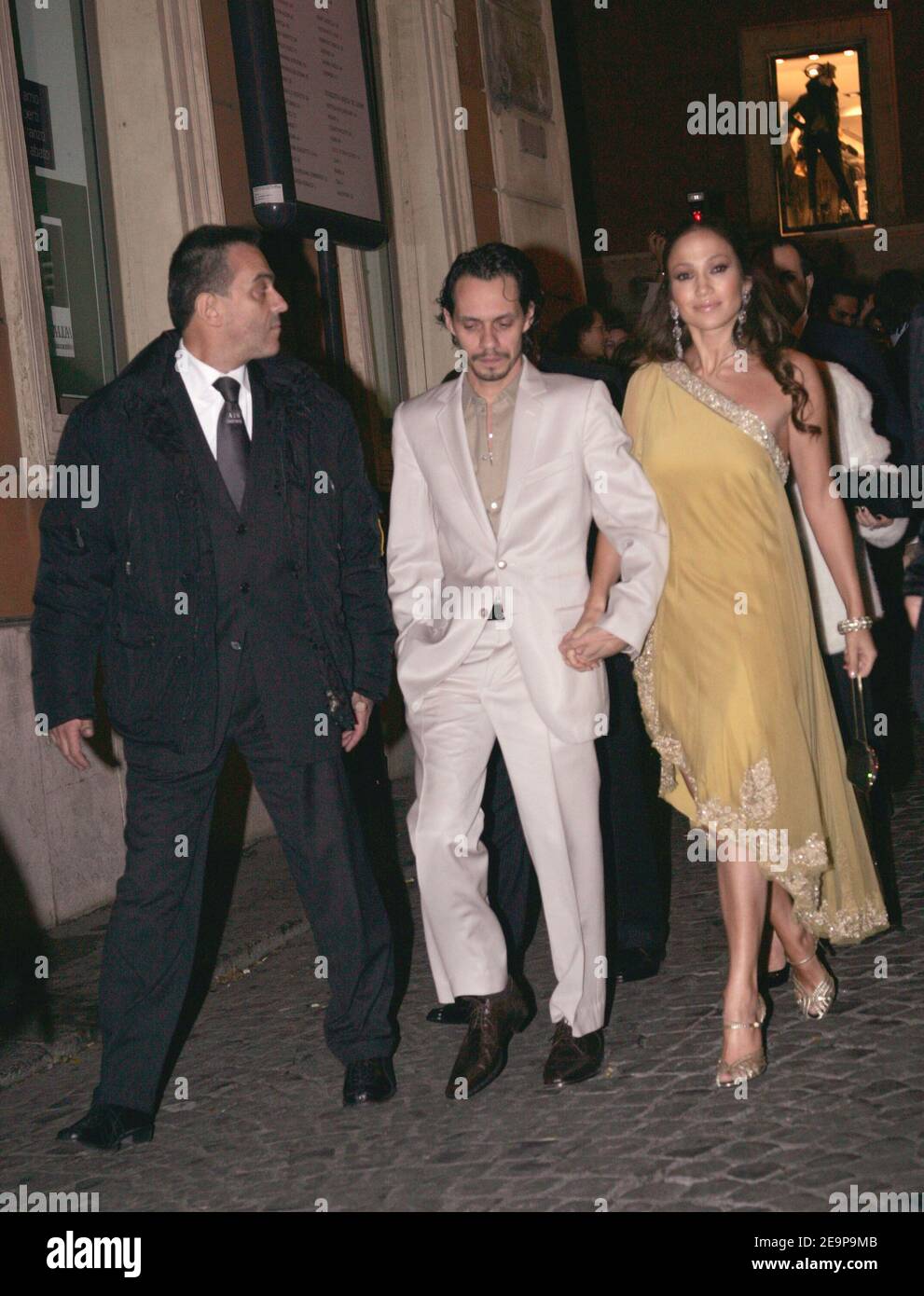 Jennifer Lopez et Marc Anthony arrivent à Tom Cruise et à Katie Holmes pour la fête de pré-mariage au restaurant « NINO » à Rome, Italie, le 16 novembre 2006. Photo par ABACAPRESS.COM Banque D'Images