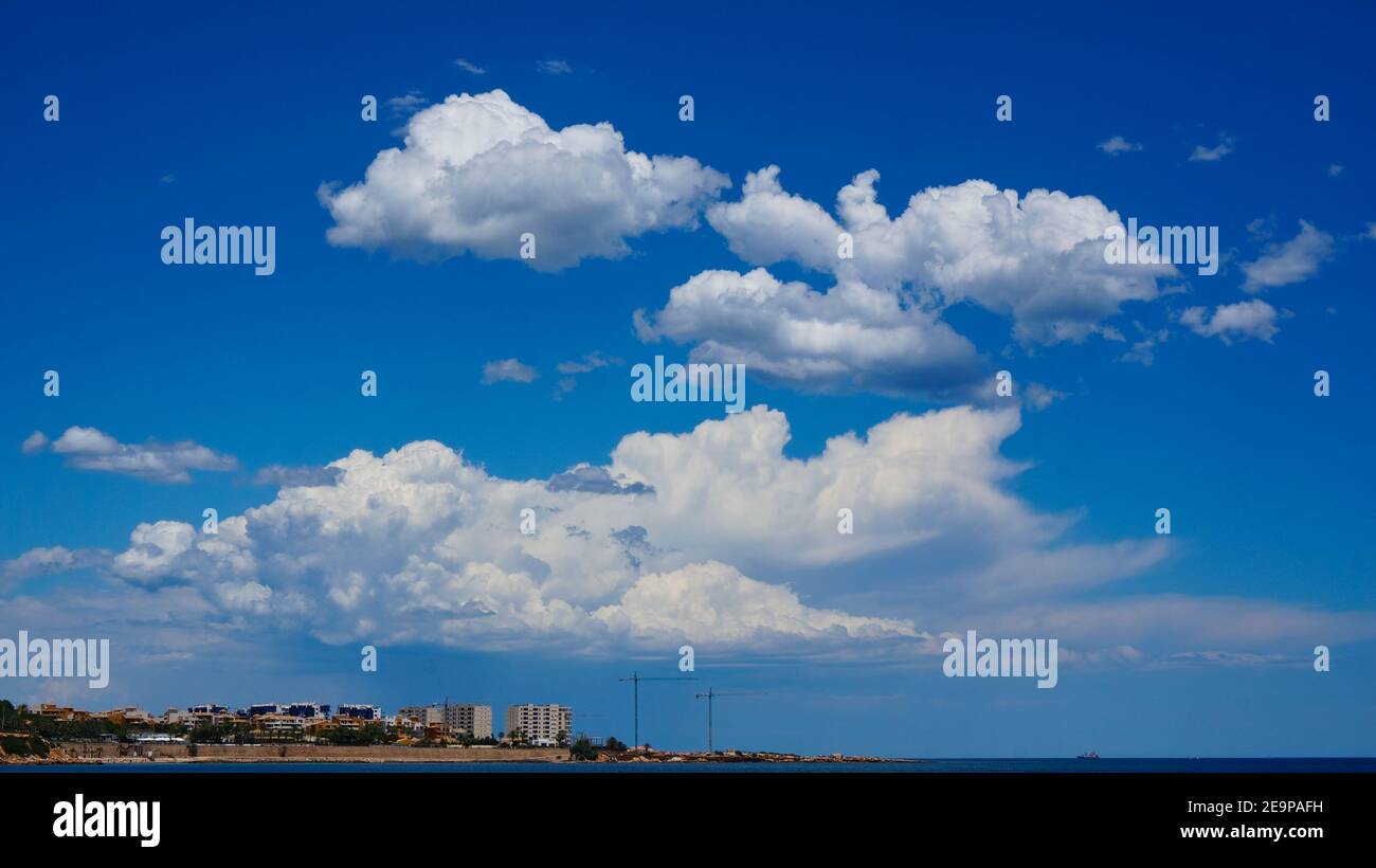 Orihuela Costa, Alicante, Espagne - juillet, 2020: Vue sur bleu gros nuages blancs sur ciel bleu au-dessus de la côte. Photo de haute qualité Banque D'Images