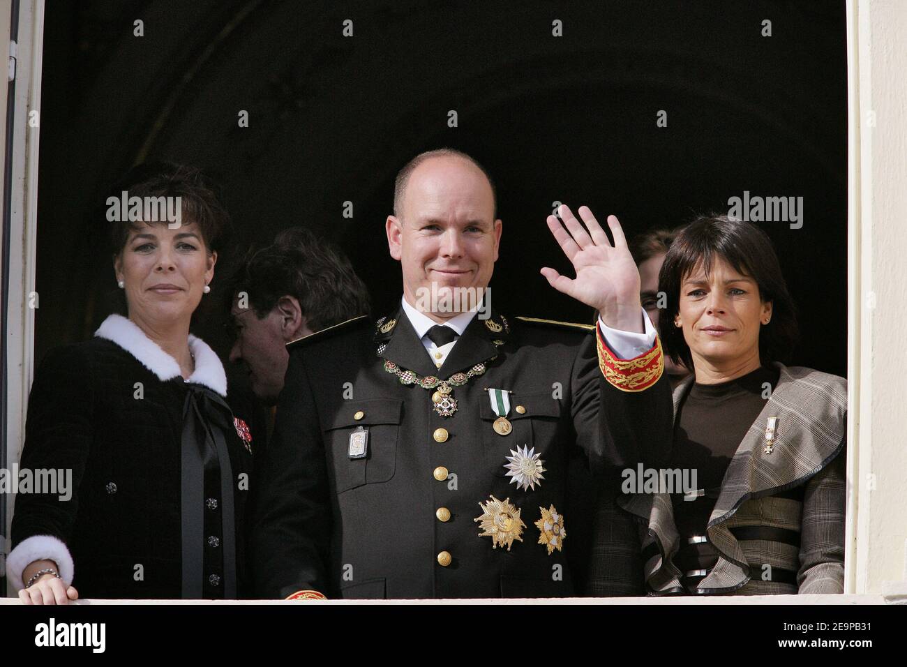 Le Prince Albert II de Monaco, flanqué de ses deux sœurs, les
