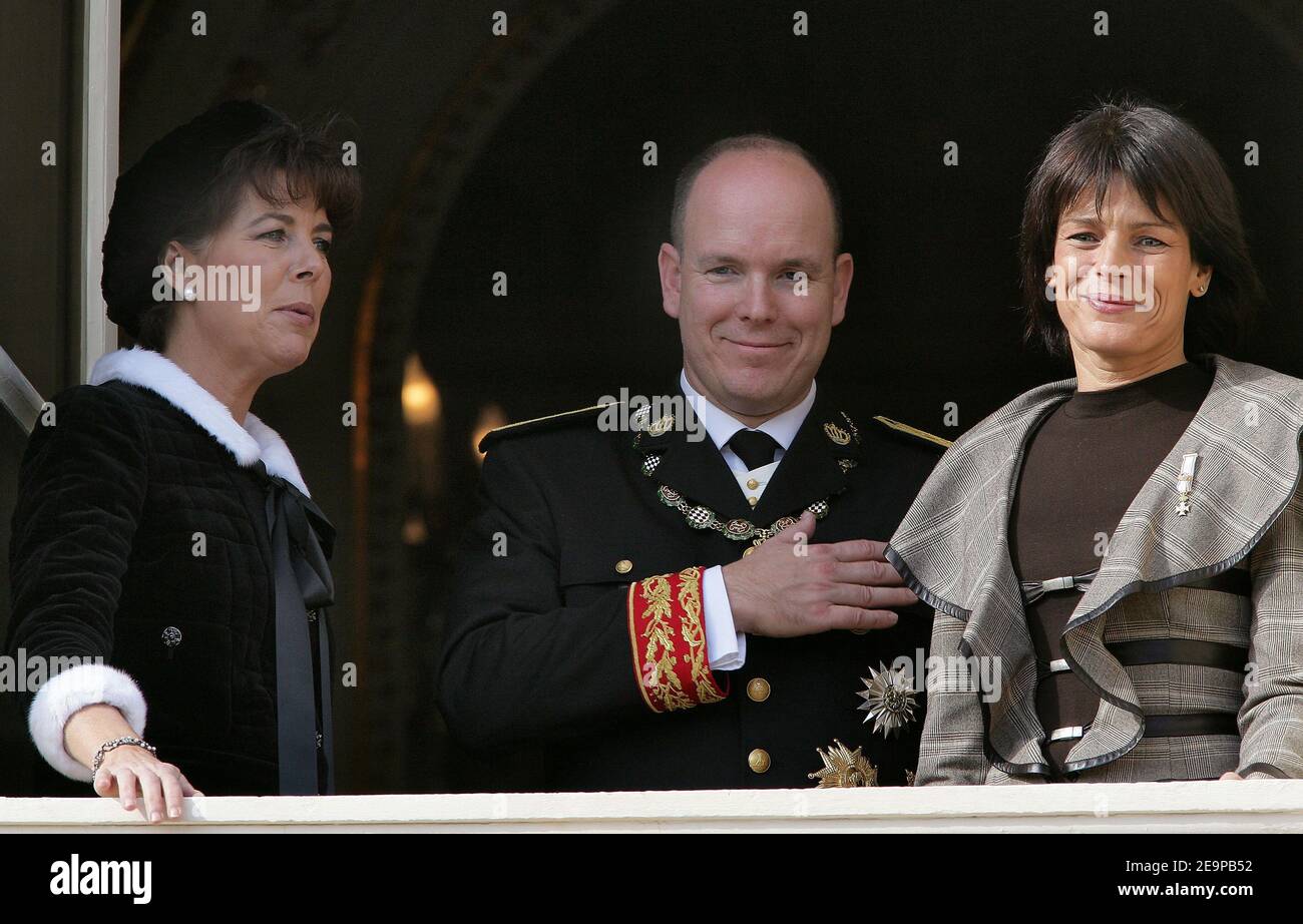 Le Prince Albert II de Monaco, flanqué de ses deux sœurs, les