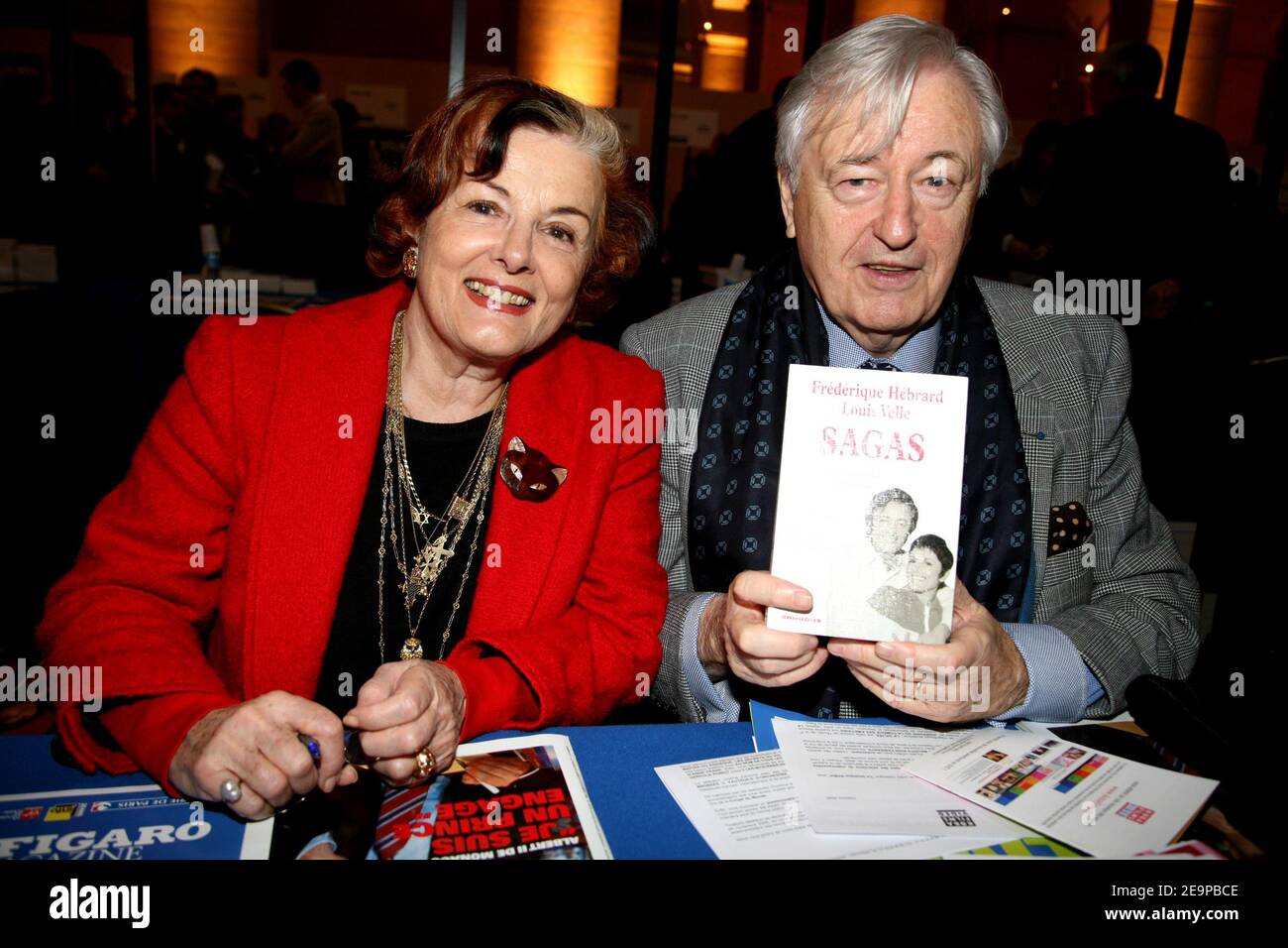 Les auteurs français Frederique Hebrard et son époux l'acteur français Louis Velle posent lors de la foire du livre 'la tête du livre' organisée par le magazine Figaro au Palais Brongniart, à Paris, le 19 novembre 2006 photo de Denis Guignebourg/ABACAPRESS.COM Banque D'Images