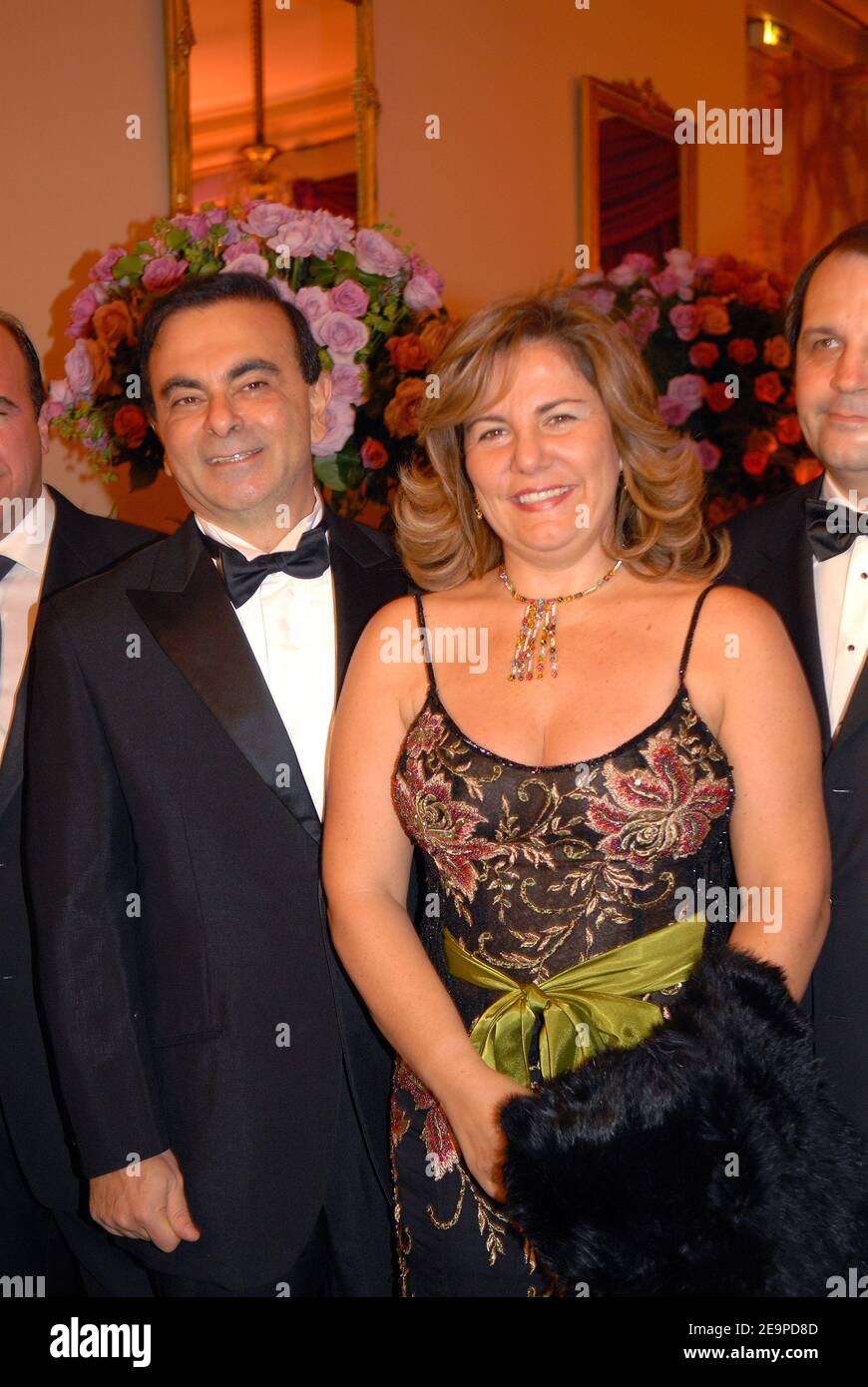 EXCLUSIF. PAS DE TABLOÏDES. Carlos Ghosn et son épouse lors du 16ème bal de Paris (le Bal des Debutantes) le 25 novembre 2006, tenu à l'Hôtel de Crillon à Paris, France. Cet événement est le début de la haute société pour 23 jeunes femmes bien-nées. Photo de Guibbbbbaud-Nebinger-Orban/ABACAPRESS.COM crédit obligatoire : joaillier adler, maquillage par MAC, coiffure par Alexandre de Paris, Hôtel de Crillon Banque D'Images