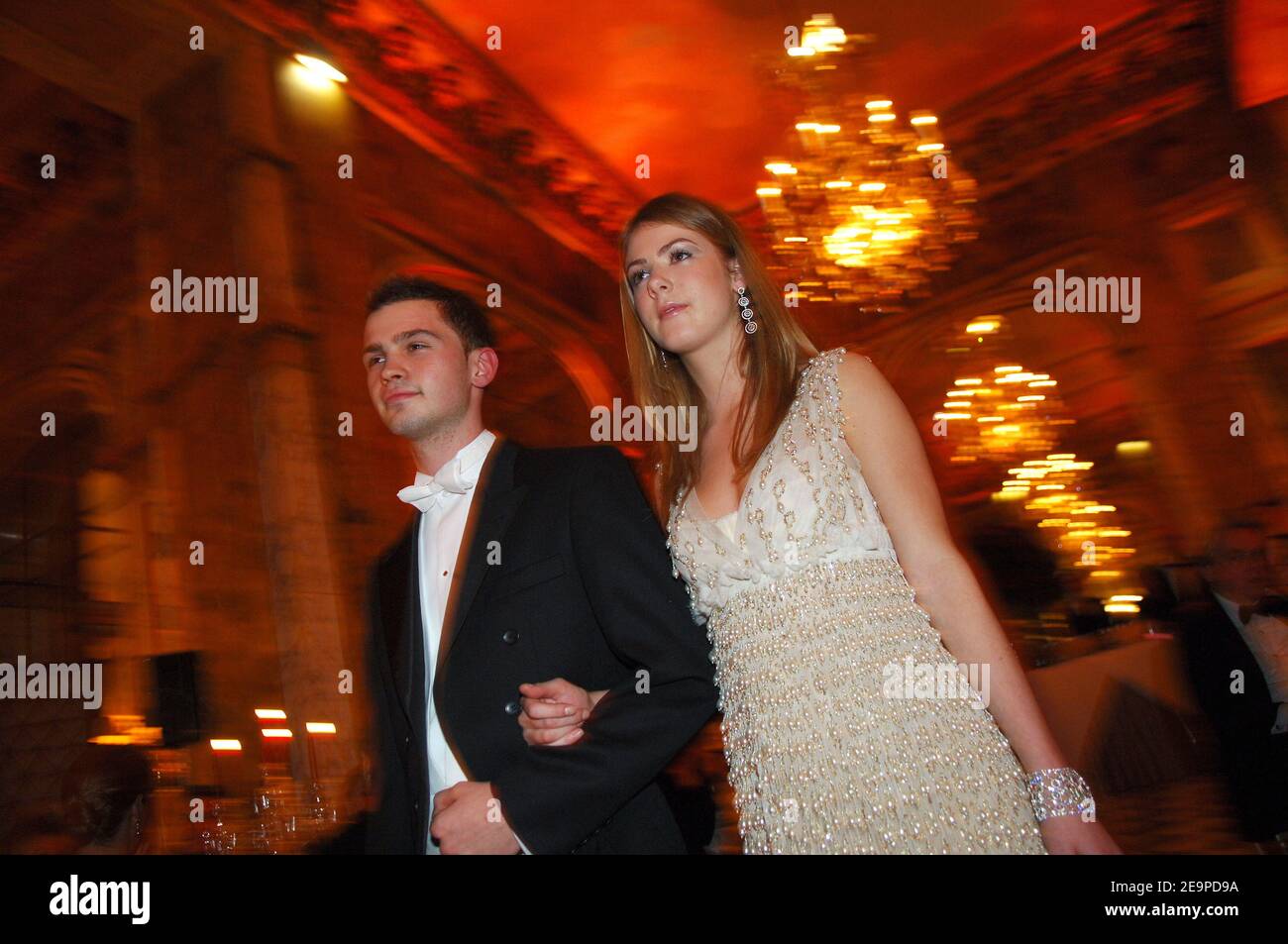 EXCLUSIF. PAS DE TABLOÏDES. Eppie Windsor-Clive du Royaume-Uni (portant une robe Dolce et Gabbana) et son escorte Plamen Mihov lors du 16e bal Paris Crillon (le Bal des Debutantes), le 25 novembre 2006, qui s'est tenu à l'Hôtel de Crillon à Paris, en France. Cet événement est le début de la haute société pour 23 jeunes femmes bien-nées. Photo de Guibbbbbaud-Nebinger-Orban/ABACAPRESS.COM crédit obligatoire : joaillier adler, maquillage par MAC, coiffure par Alexandre de Paris, Hôtel de Crillon Banque D'Images