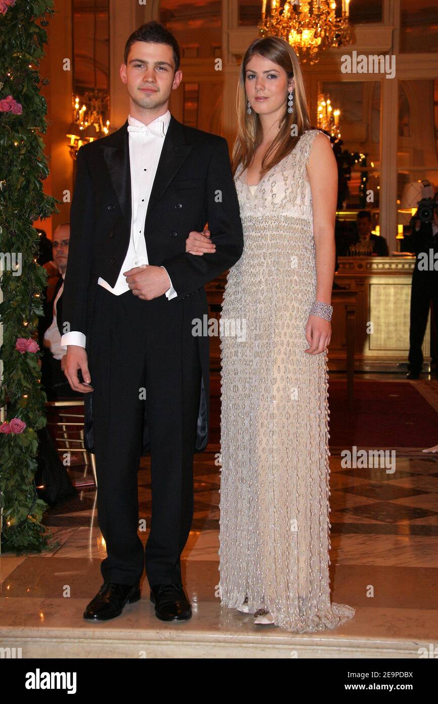 EXCLUSIF. PAS DE TABLOÏDES. Eppie Windsor-Clive du Royaume-Uni (portant une robe Dolce et Gabbana) et son escorte Plamen Mihov lors du 16e bal Paris Crillon (le Bal des Debutantes), le 25 novembre 2006, qui s'est tenu à l'Hôtel de Crillon à Paris, en France. Cet événement est le début de la haute société pour 23 jeunes femmes bien-nées. Photo de Guibbbbbaud-Nebinger-Orban/ABACAPRESS.COM crédit obligatoire : joaillier adler, maquillage par MAC, coiffure par Alexandre de Paris, Hôtel de Crillon Banque D'Images