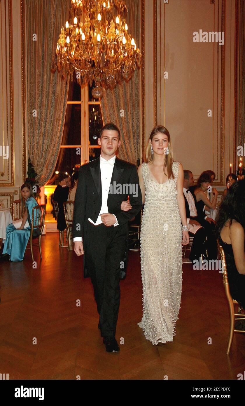 EXCLUSIF. PAS DE TABLOÏDES. Eppie Windsor-Clive du Royaume-Uni (portant une robe Dolce et Gabbana) et son escorte Plamen Mihov lors du 16e bal Paris Crillon (le Bal des Debutantes), le 25 novembre 2006, qui s'est tenu à l'Hôtel de Crillon à Paris, en France. Cet événement est le début de la haute société pour 23 jeunes femmes bien-nées. Photo de Guibbbbbaud-Nebinger-Orban/ABACAPRESS.COM crédit obligatoire : joaillier adler, maquillage par MAC, coiffure par Alexandre de Paris, Hôtel de Crillon Banque D'Images