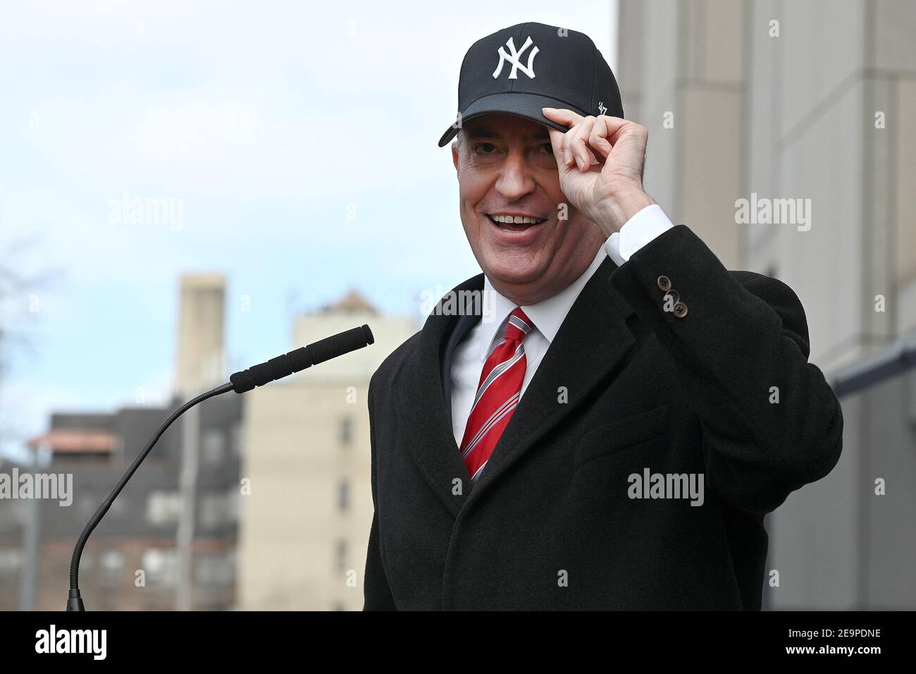 Bill de Blasio, maire de New York, sourit alors qu'il annonce une casquette  de baseball des New York Yankees lors d'une conférence de presse pour  annoncer l'ouverture d'un centre de vaccination COVID-19