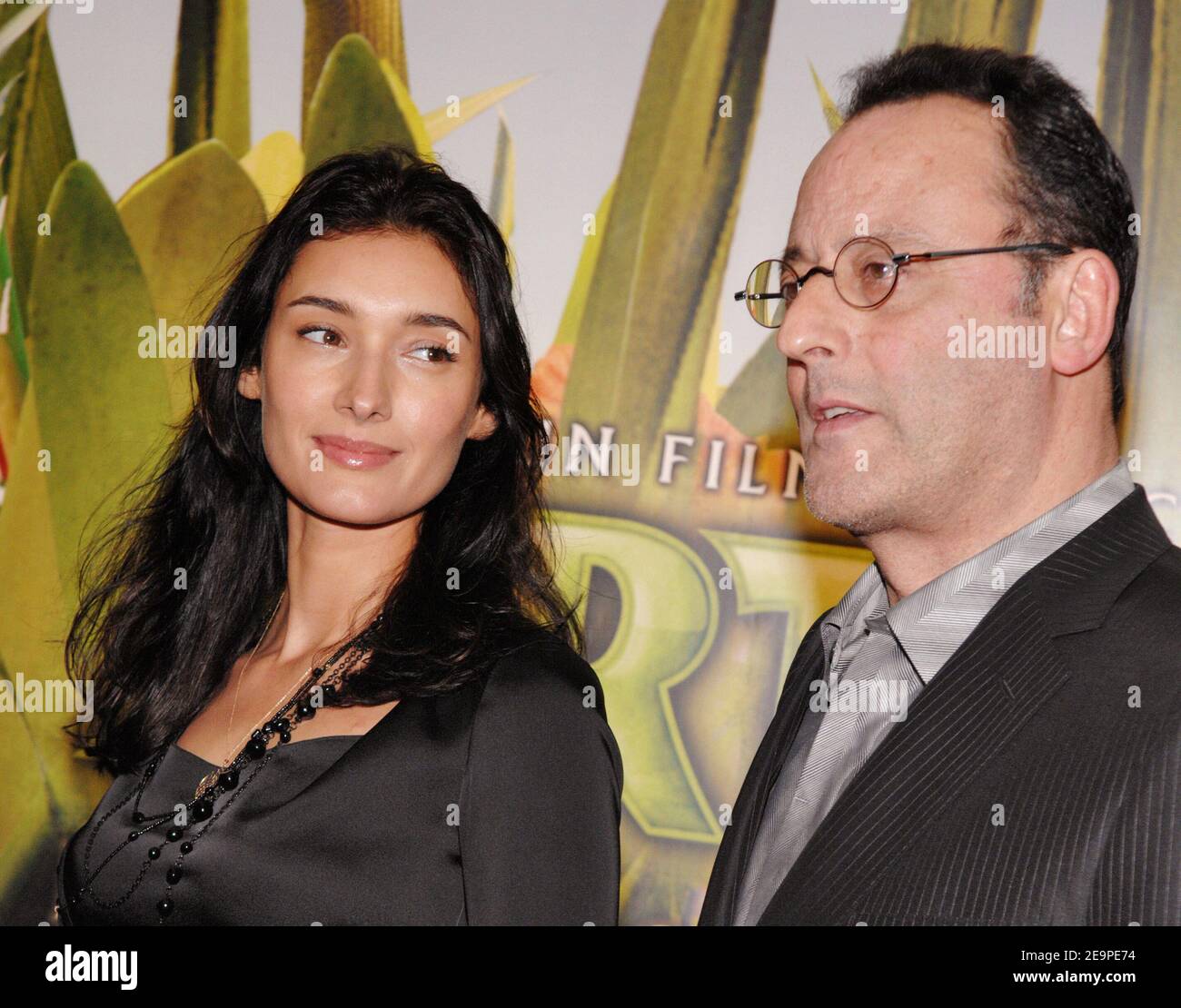 L'acteur Jean Reno et sa femme Zofia Borucka se posent ensemble lorsqu'ils  arrivent à la première d'Arthur et les Minimoys qui s'est tenue au théâtre  Gaumont Marignan à Paris, en France, le