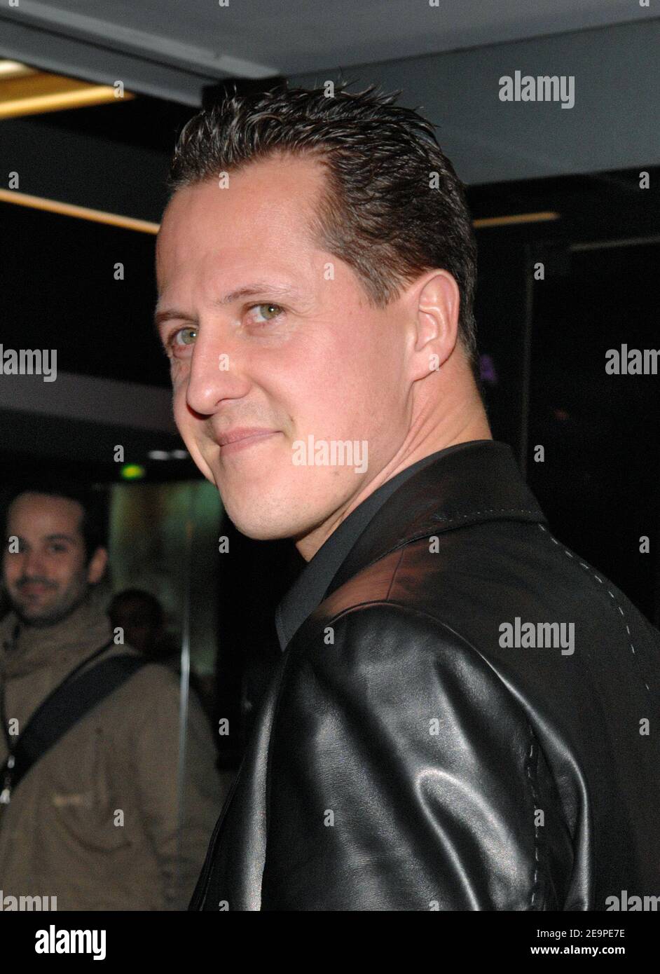 Michael Schumacher, champion allemand de Formule 1 de Ferrari, se pose lorsqu'il arrive à la première « Arthur et les Minimoys » qui s'est tenue au théâtre Gaumont Marignan à Paris, en France, le 27 novembre 2006. Photo de Nicolas Khayat/ABACAPRESS.COM Banque D'Images