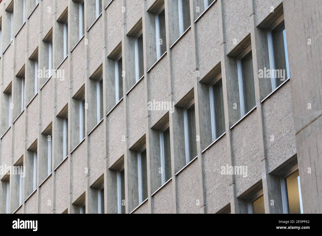 Vue rapprochée d'un immeuble de bureaux moderne situé dans la ville de Lugano, en Suisse Banque D'Images