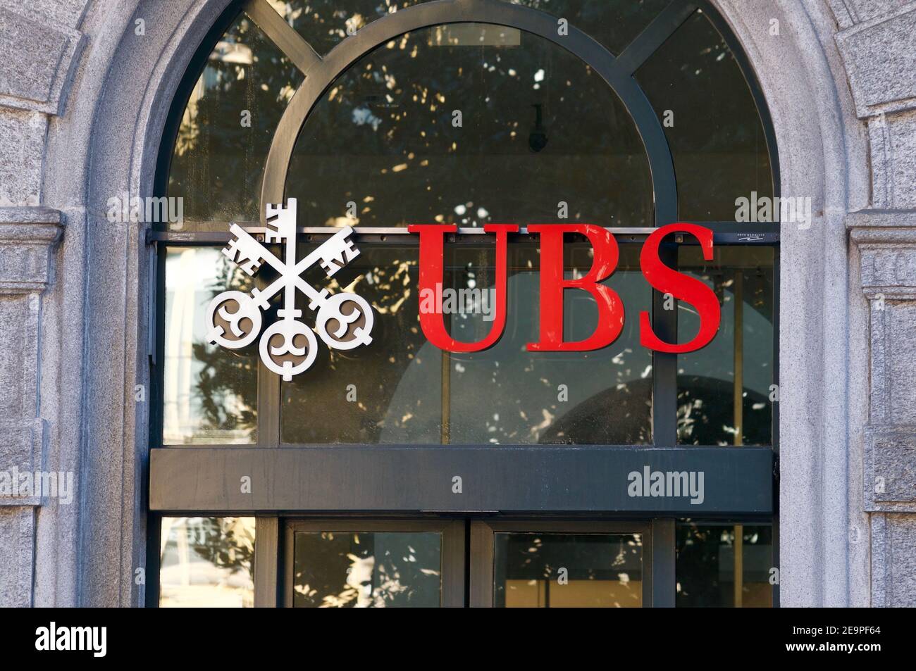 Locarno, Tessin, Suisse - 16 janvier 2021 : panneau UBS Bank suspendu devant la banque de Locarno, Suisse Banque D'Images