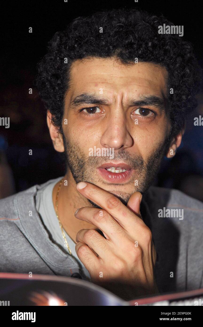 Humoristes français Eric et Ramzy Bedia attensd le poids-mouche international WBA au Palais Omnisports Paris-Bercy à Paris, France, le 2 décembre 2006. Photo de Nicolas Gouhier/Cameleon/ABACAPRESS.COM Banque D'Images