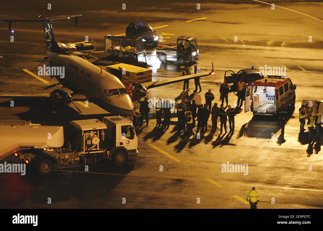 L'une des personnes qui avait été blessée lors d'un accident a mis un bus touristique et un camion articulé sur la route principale entre Casablanca et Marrakech au Maroc, arrive à l'aéroport de Bordeaux-Mérignac, en France, le 4 décembre 2006. Douze personnes, 8 Français, ont été tuées. Photo de Patrick Bernard/ABACAPRESS.COM Banque D'Images