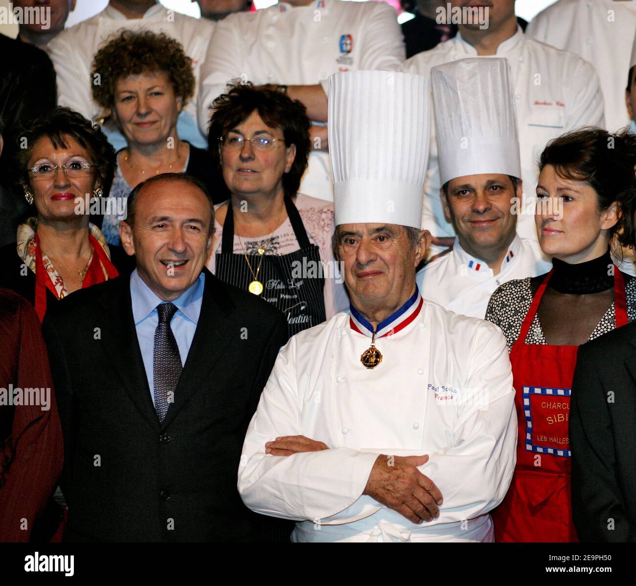 Le chef français Paul Bocuse pose avec le maire de Lyon Gerard Collomb lors de l'inauguration d'un nouveau restaurant « la Halle de Lyon », à Lyon, en France, le 5 décembre 2006. Photo de Vincent Dargent/ABACAPRESS.COM Banque D'Images