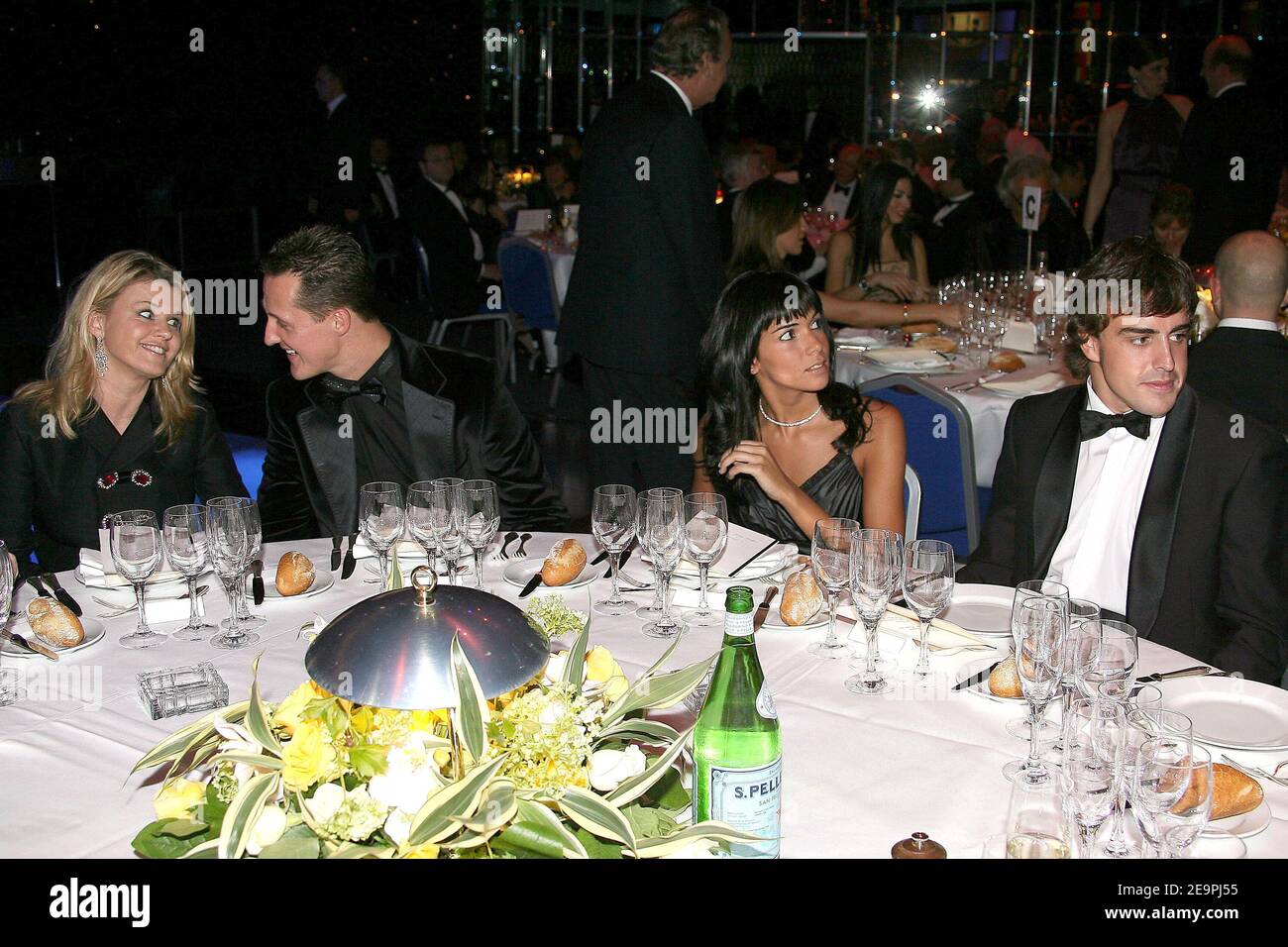 Fernando Alonso, champion du monde de Formule 1 en Espagne, avec sa petite amie Raquel Rosario, et Michael Schumacher, ancien champion allemand de Formule 1, avec sa femme Corinna, lors du Gala 2006 de la FIA à Monaco le 8 décembre 2006. Photo de Frédéric Nebinger/ABACAPRESS.COM Banque D'Images