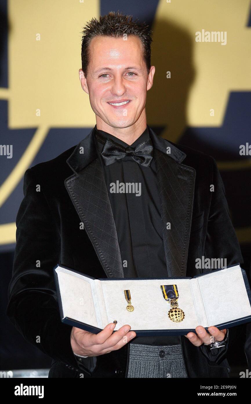 Michael Schumacher, pilote allemand de Formule 1, détient la Médaille d'or de la FIA Academy lors du Gala 2006 de la FIA qui s'est tenu à Monaco le 8 décembre 2006. Photo de Frédéric Nebinger/Cameleon/ABACAPRESS.COM Banque D'Images